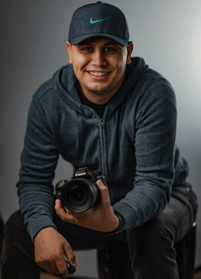 Portrait souriant d’un homme en casquette sur fond gris — photographe portrait à Lyon