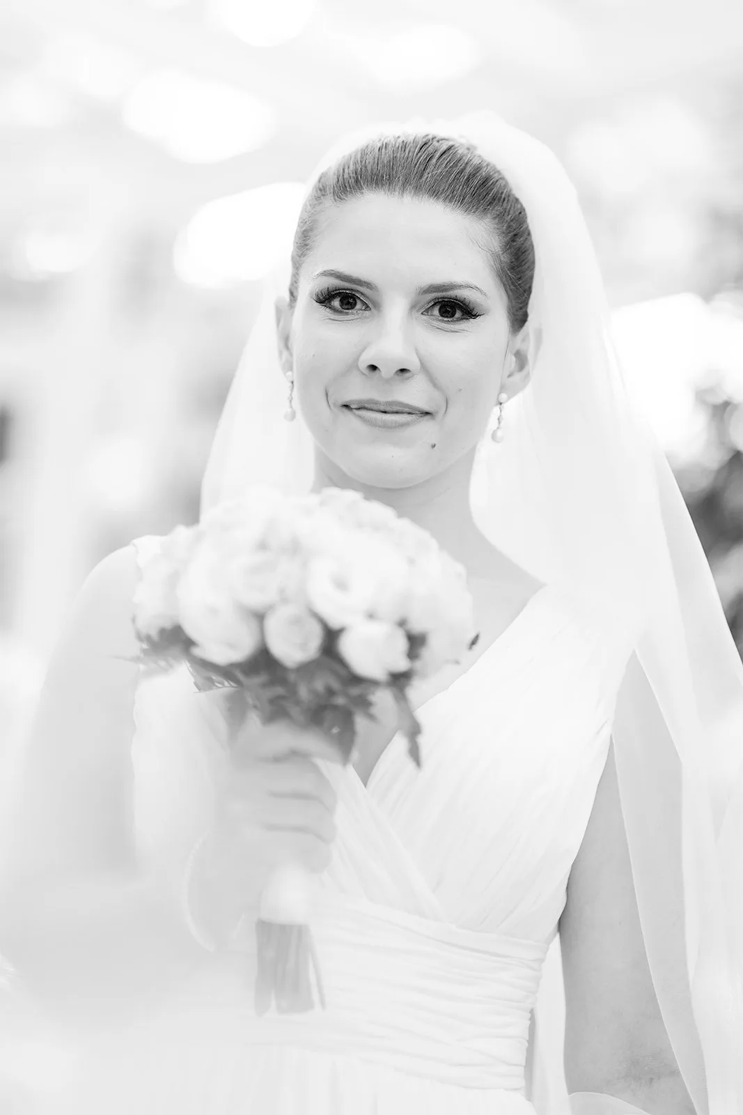Andra, la mariée, en portrait noir et blanc avec son bouquet
