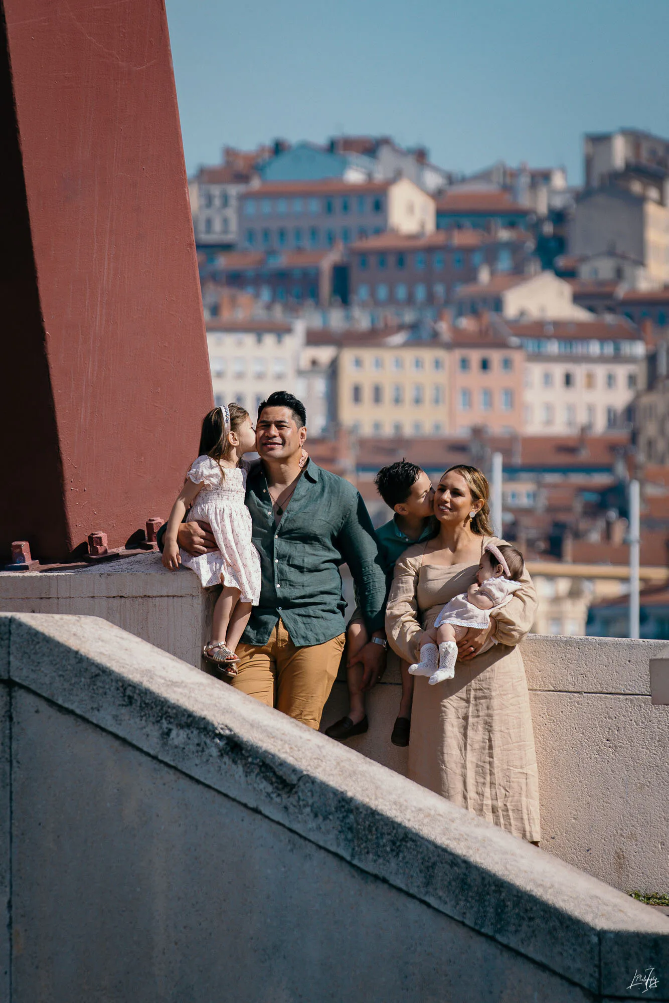 Photographie de famille en milieu urbain, séance lifestyle réalisée par un photographe professionnel à Lyon et Villeurbanne.