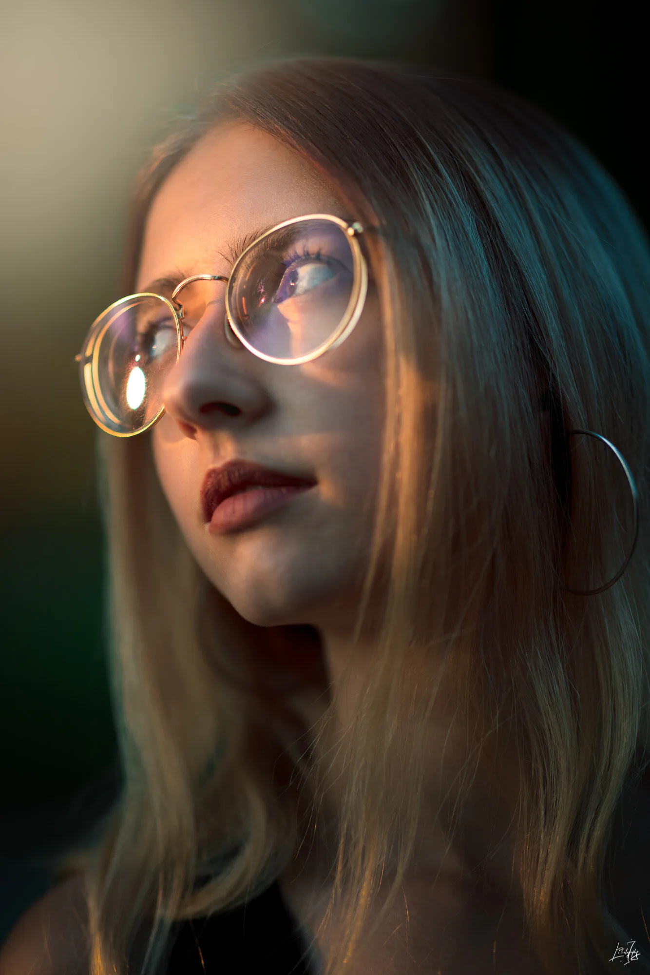 Portrait féminin en lumière douce, photographie lifestyle réalisée par un photographe professionnel à Lyon et Villeurbanne.
