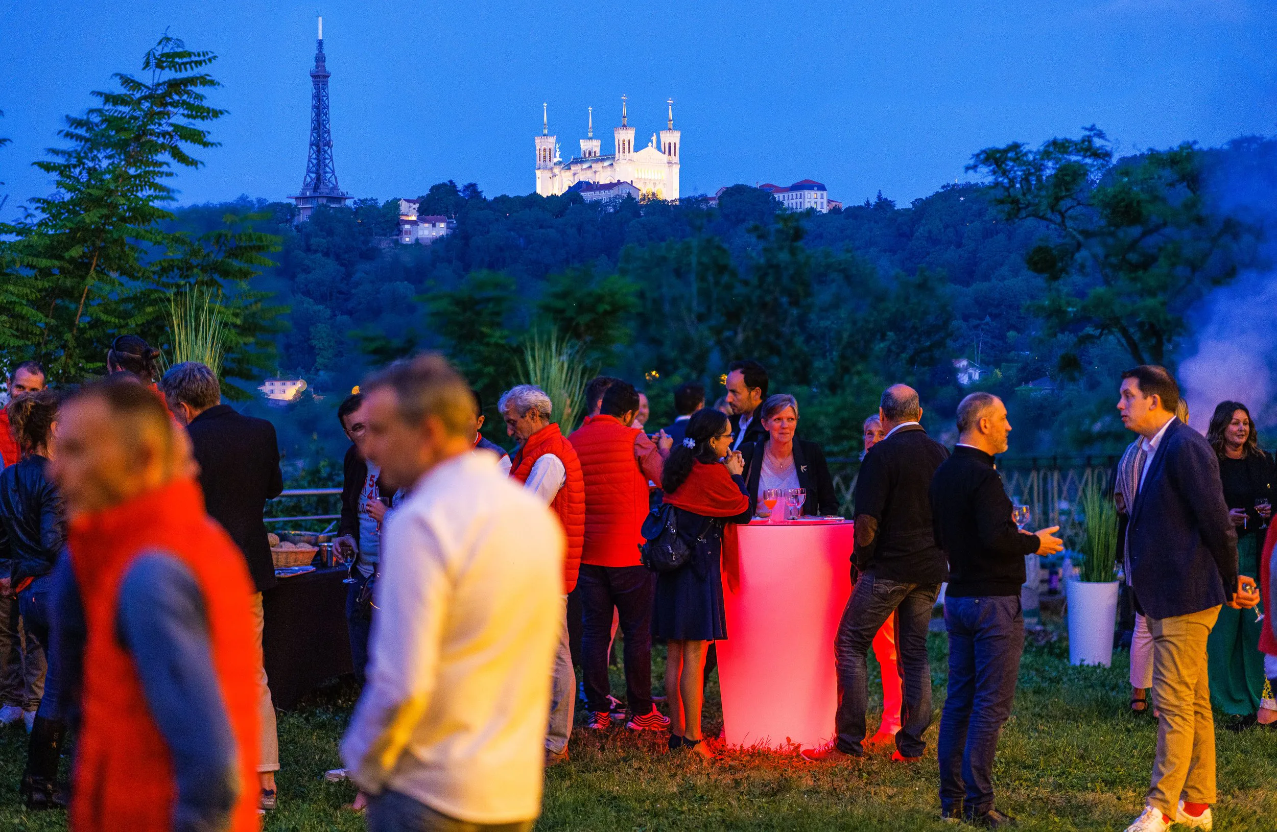 Groupe de personnes à une fête en extérieur au crépuscule Lyon