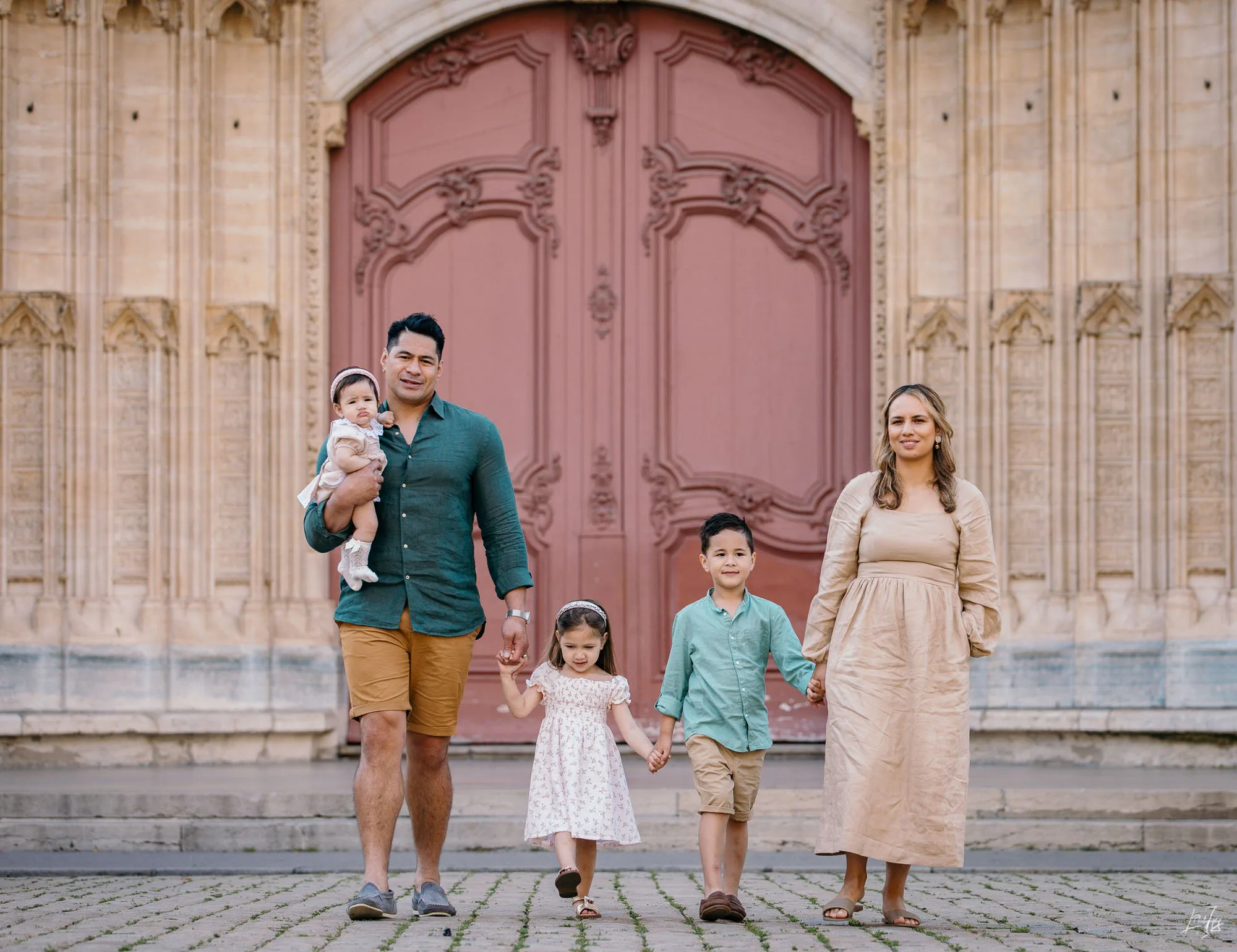 Portrait de famille avec trois enfants en extérieur, à Lyon