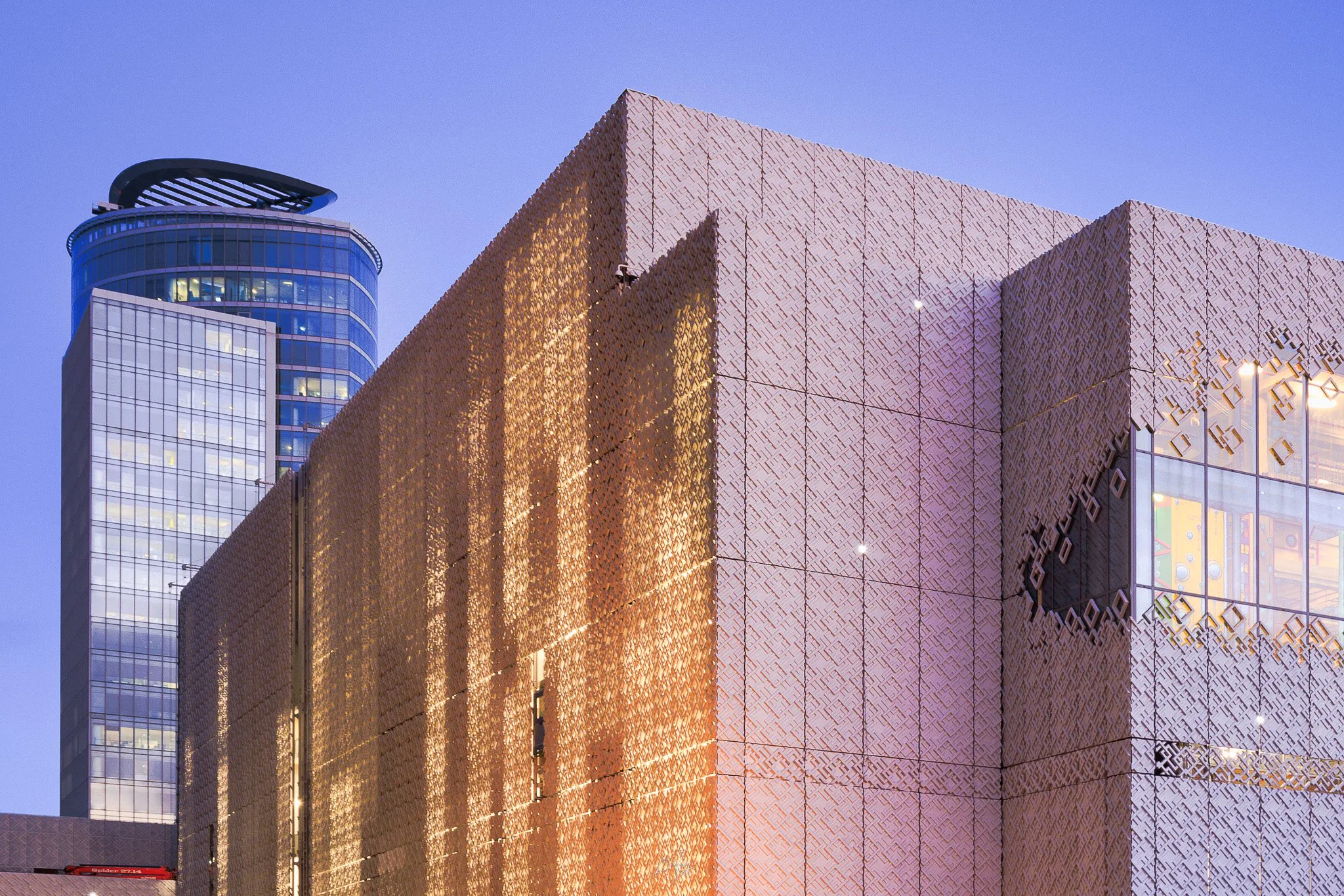 Façade du centre Westfield La Part-Dieu et tour Incity au crépuscule