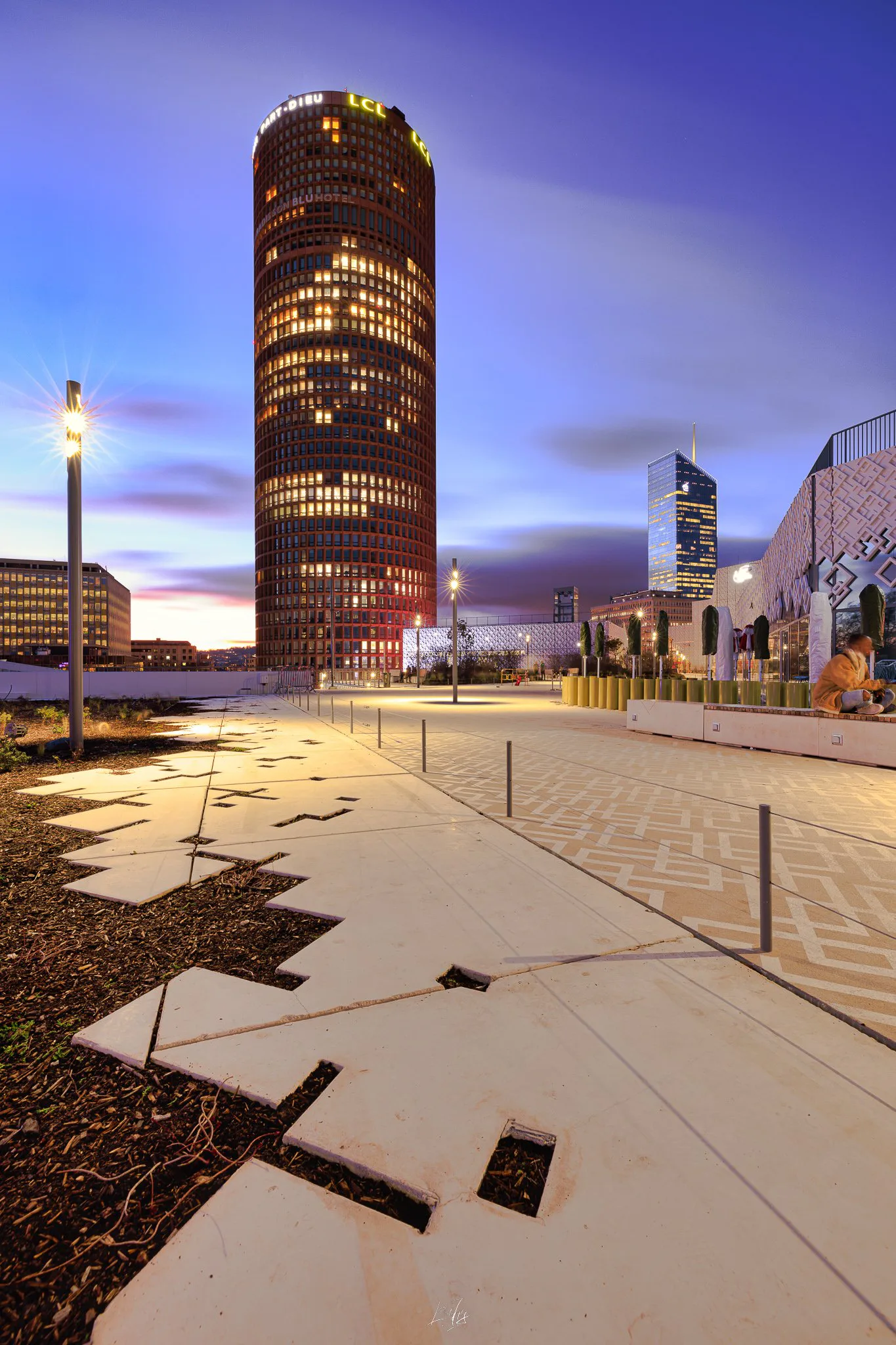 Tour Part-Dieu et terrasse du Westfield au crépuscule
