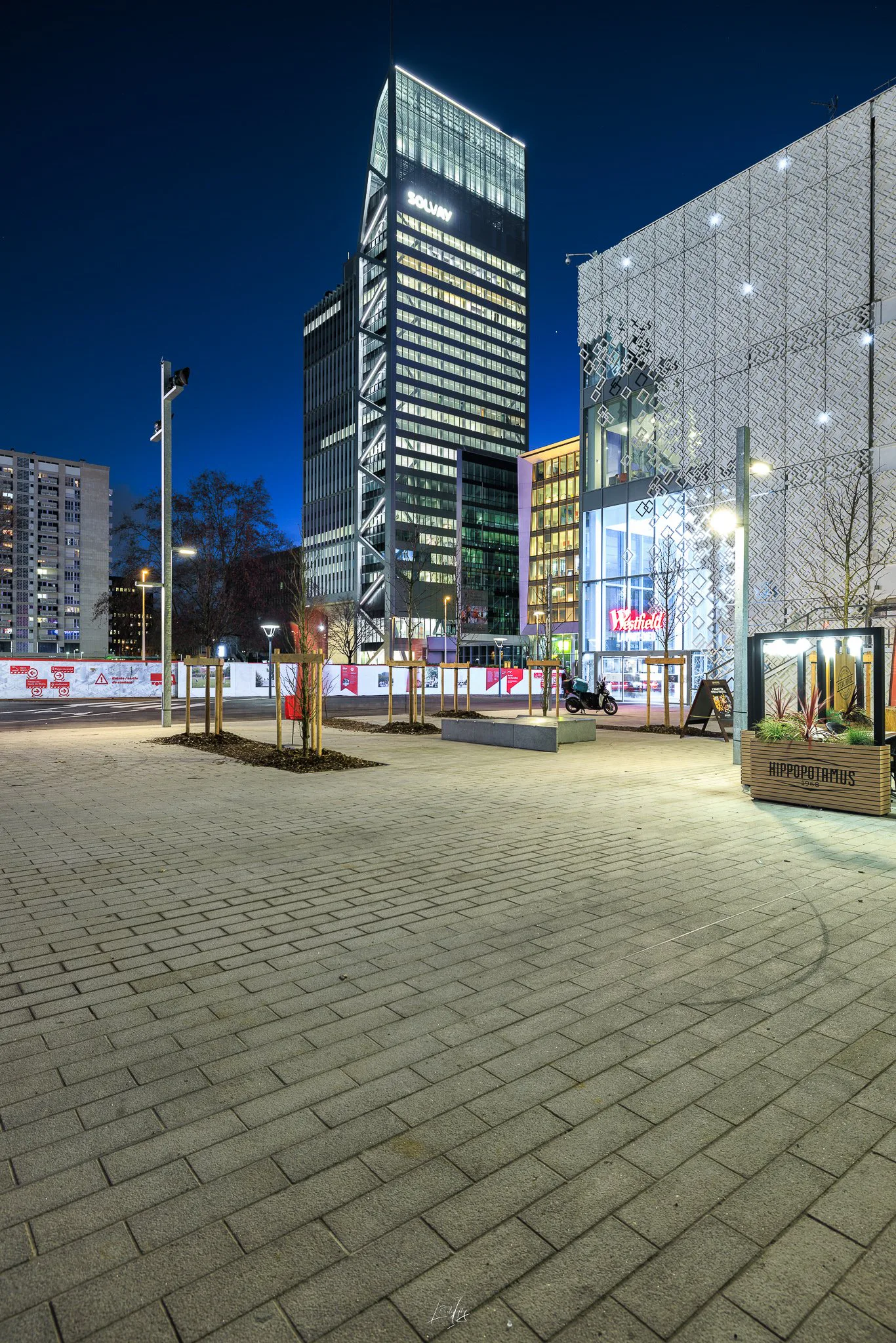 Tours de bureaux et façade du Westfield La Part-Dieu à la tombée de la nuit