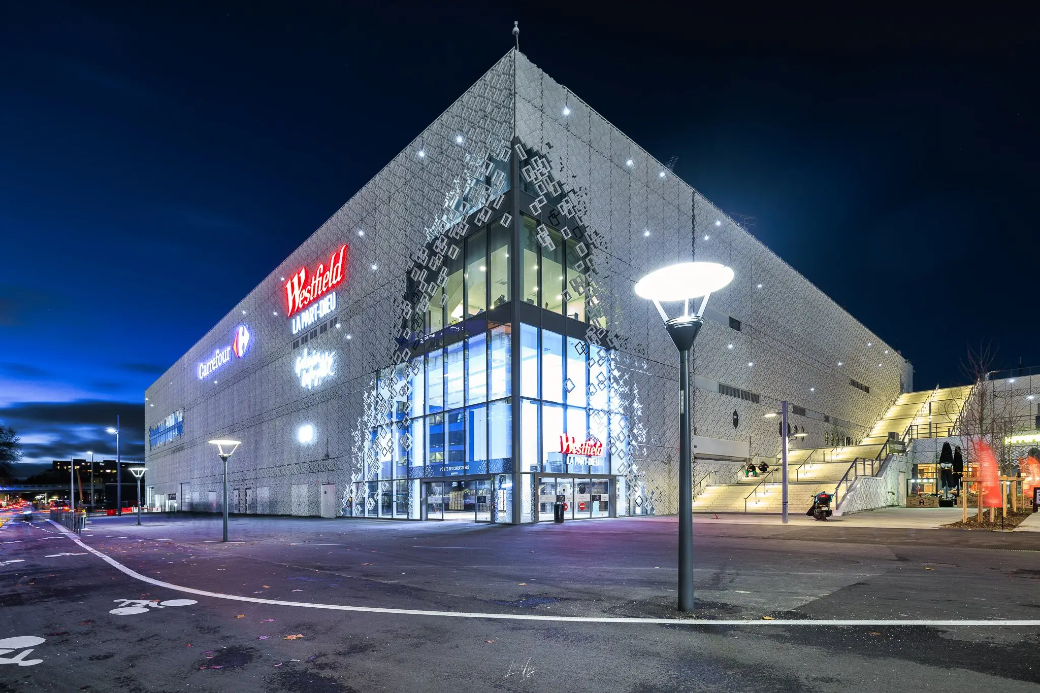 Architecture du centre Westfield La Part-Dieu à la tombée de la nuit — photographe architecture Lyon