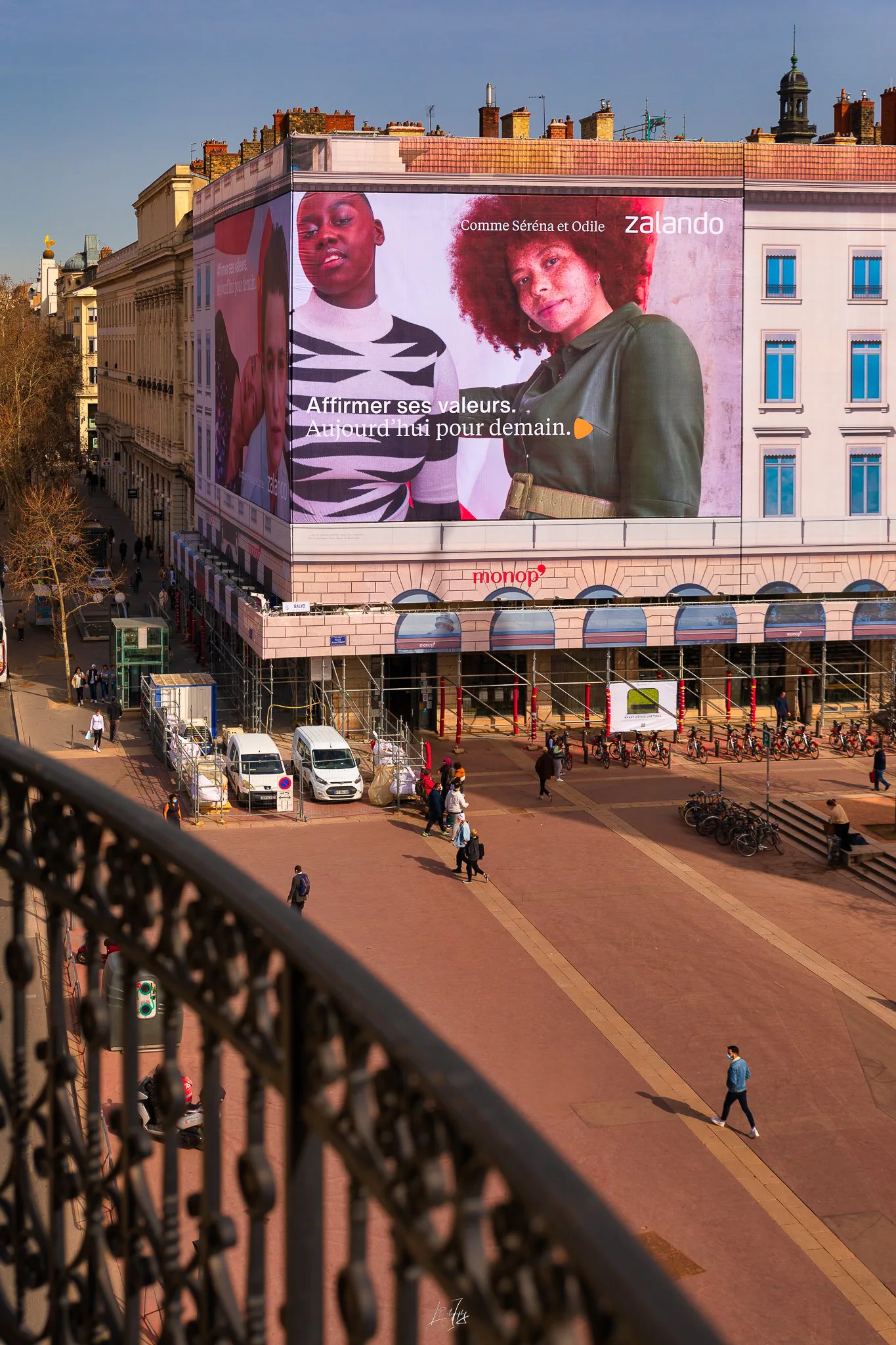 Bâche publicitaire LightAir sur une façade lyonnaise, vue en plongée