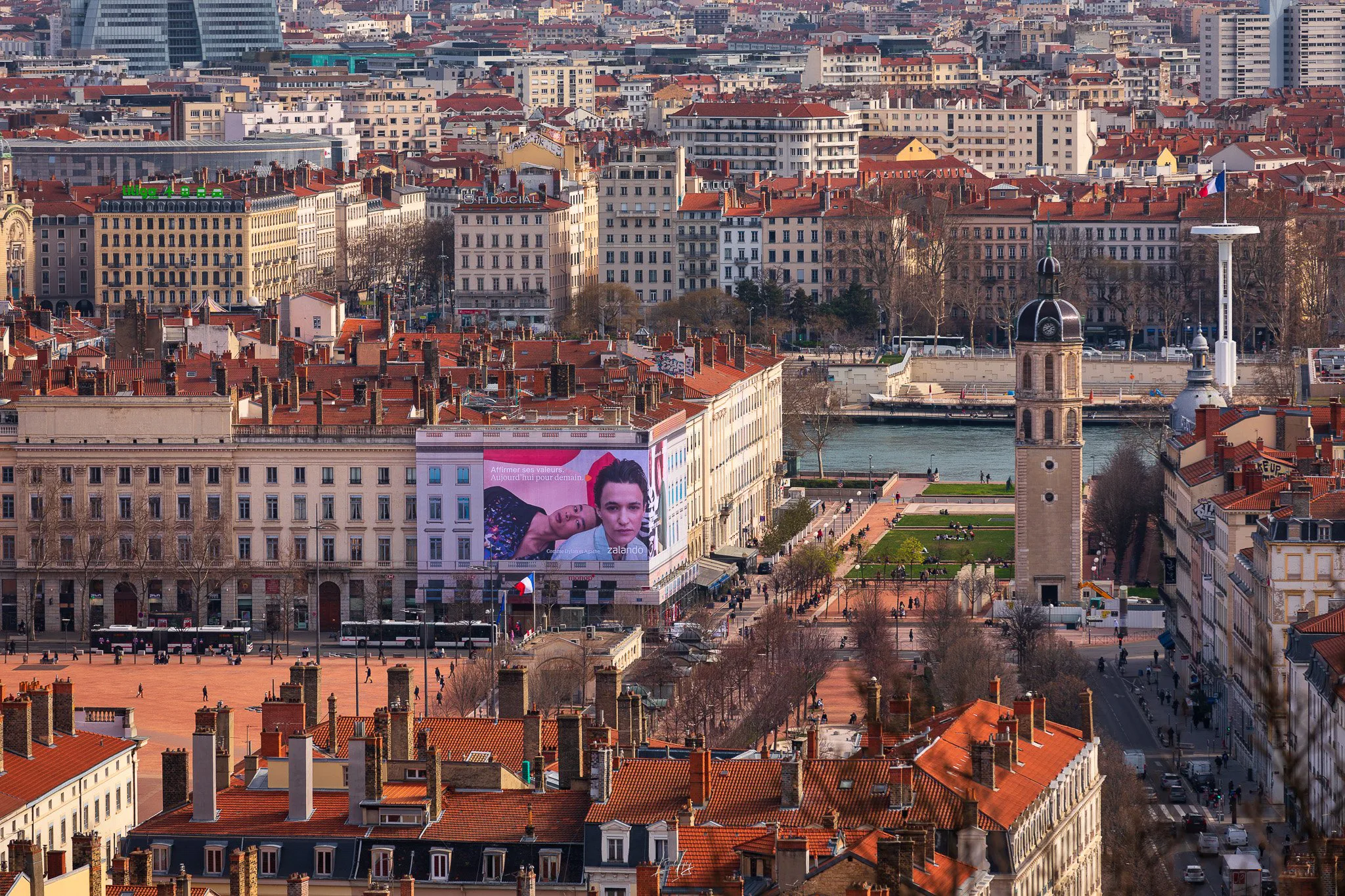 Bâche publicitaire LightAir au milieu des toits de Lyon