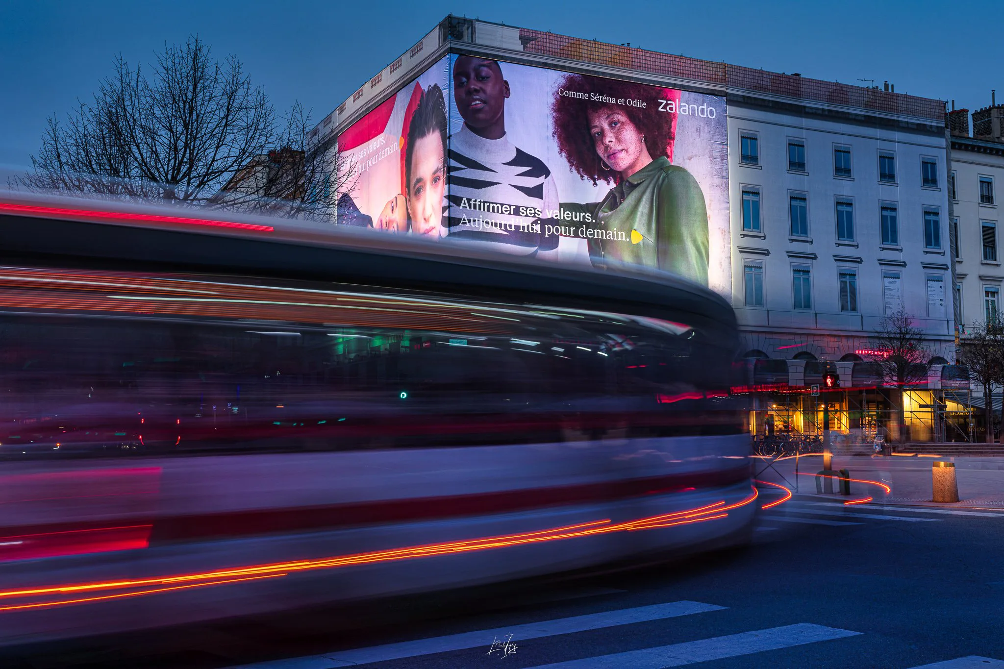 Bâche publicitaire géante et filé lumineux d’un bus, à Lyon