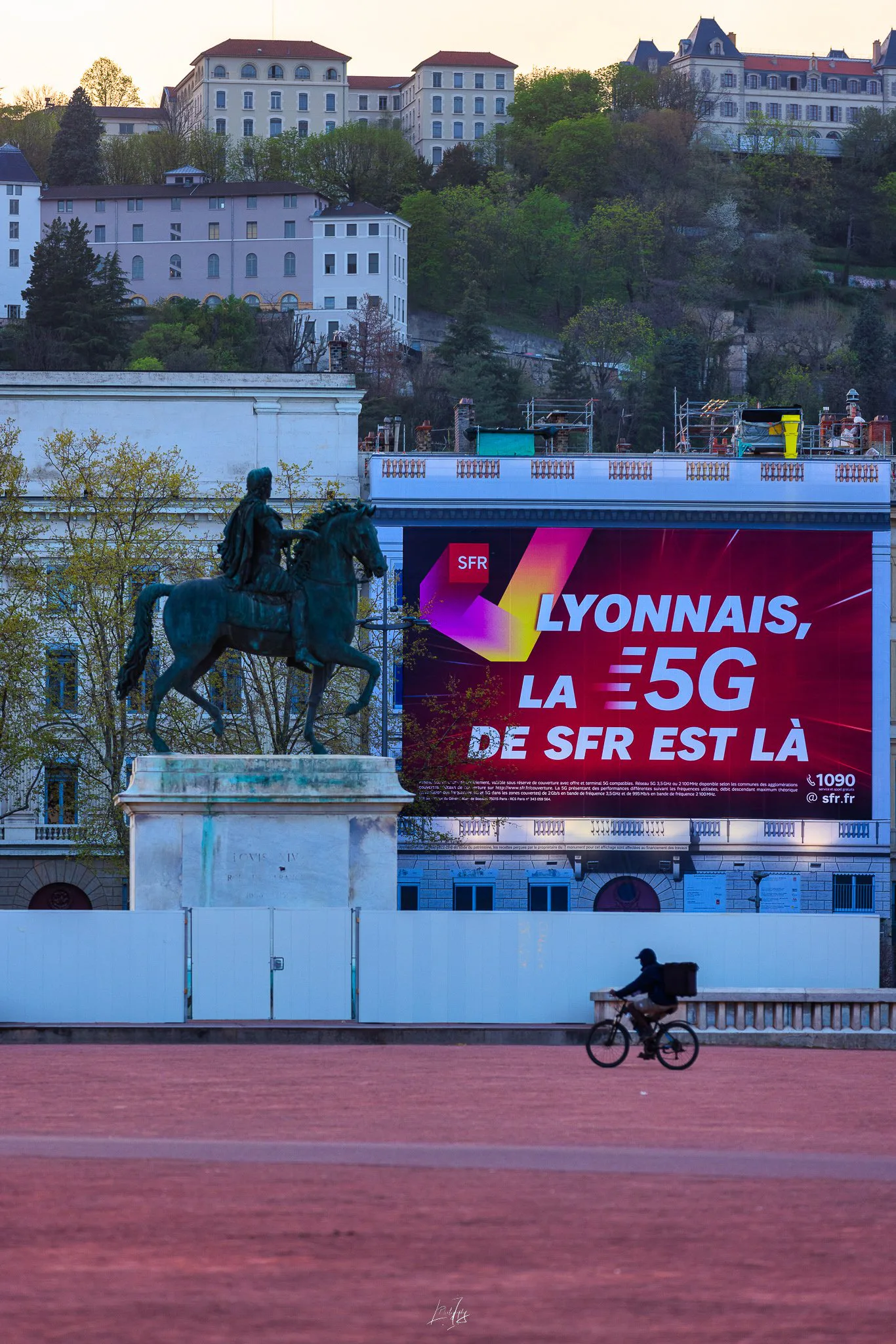 Statue de Louis XIV et bâche publicitaire SFR, place Bellecour