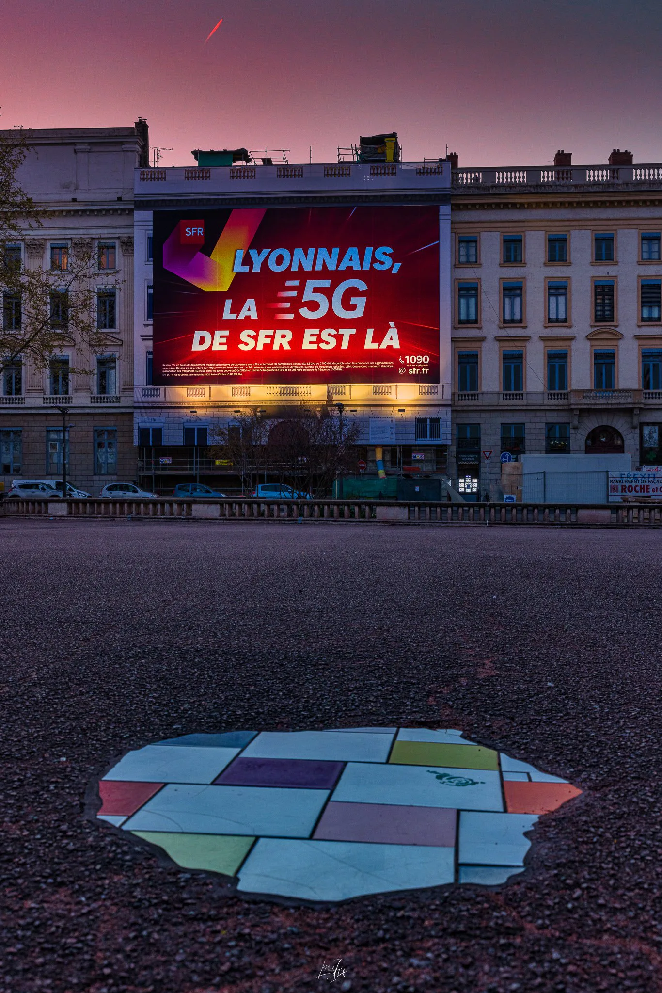 Bâche publicitaire SFR au crépuscule, place Bellecour