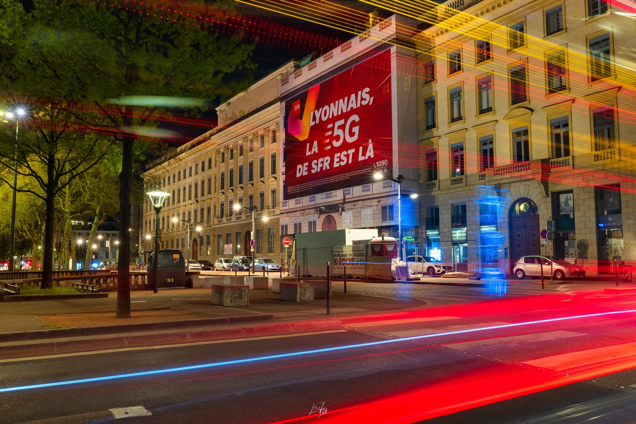 Bâche publicitaire SFR place Bellecour, filés lumineux des voitures