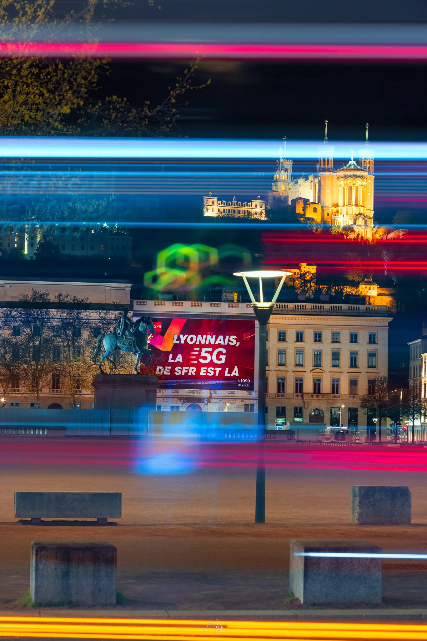 Bâche publicitaire SFR en reflets colorés, place Bellecour
