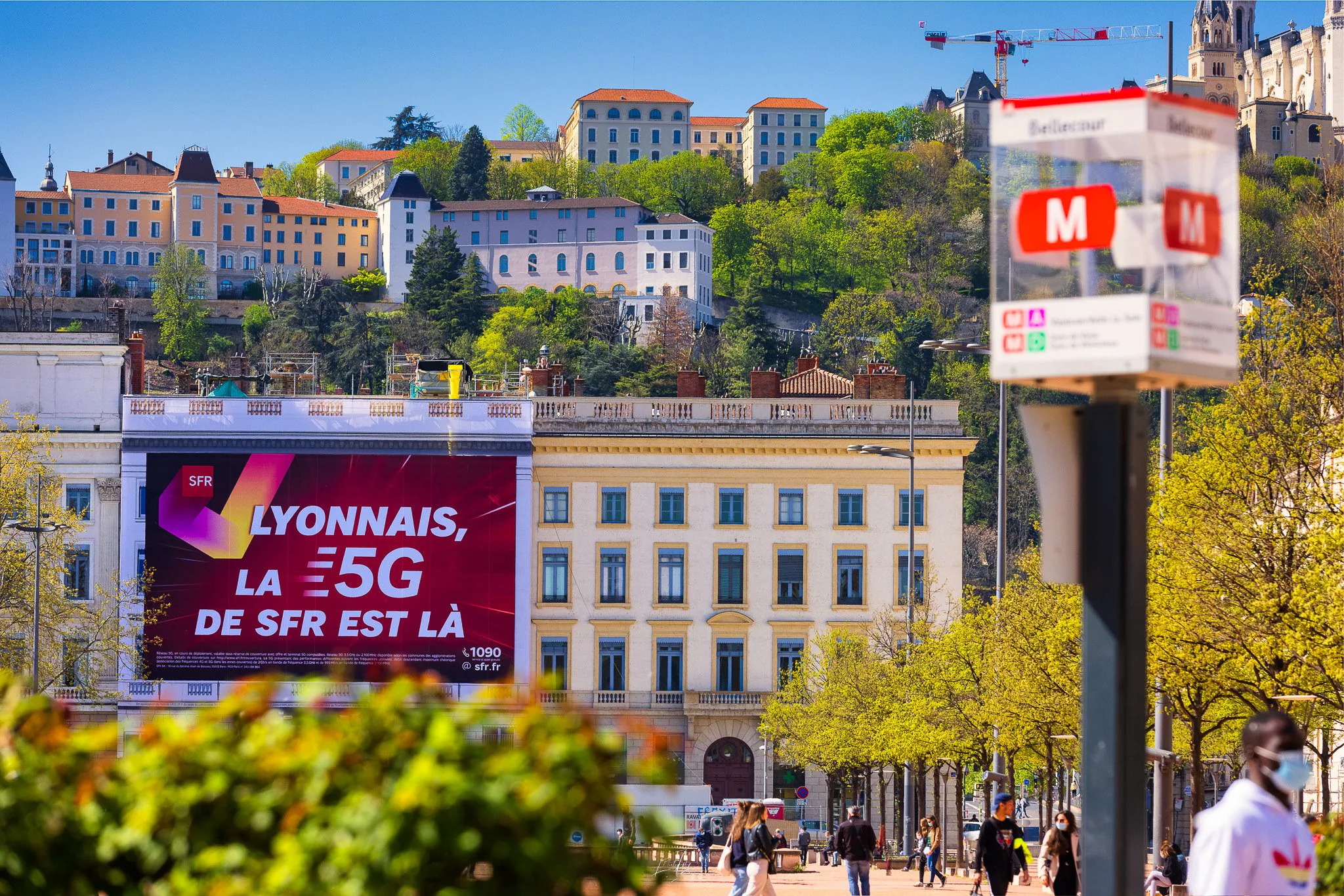 Bâche publicitaire SFR et panneau du métro, place Bellecour