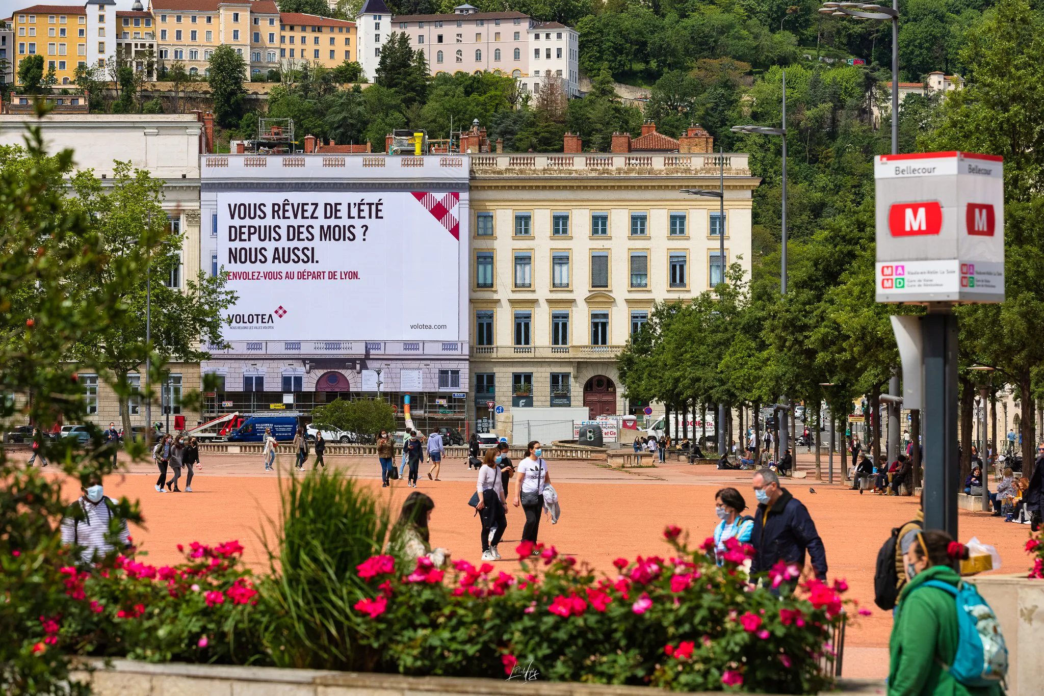 Massif de fleurs place Bellecour et bâche publicitaire Volotea