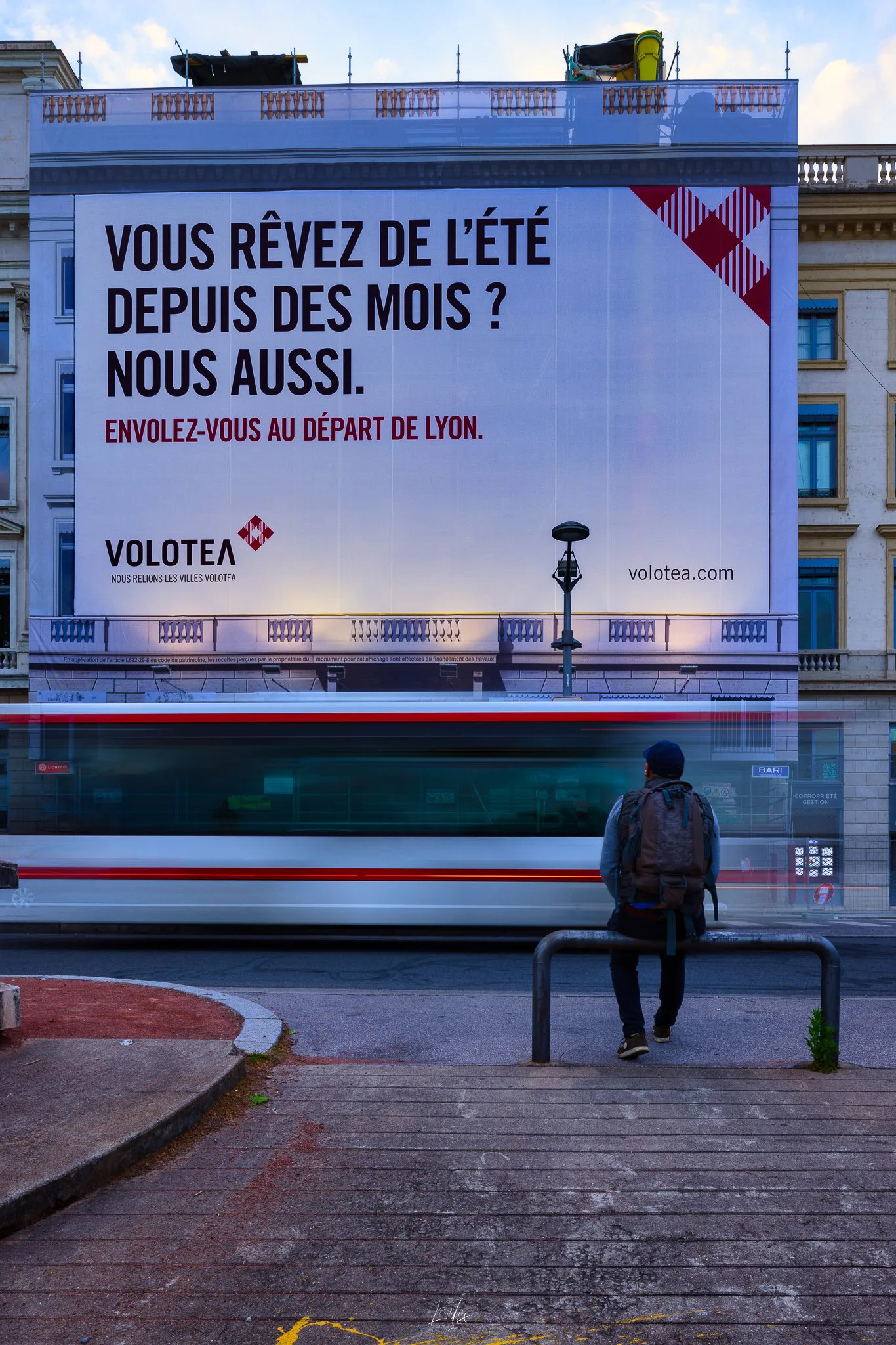 Bâche publicitaire Volotea sur une façade de la place Bellecour