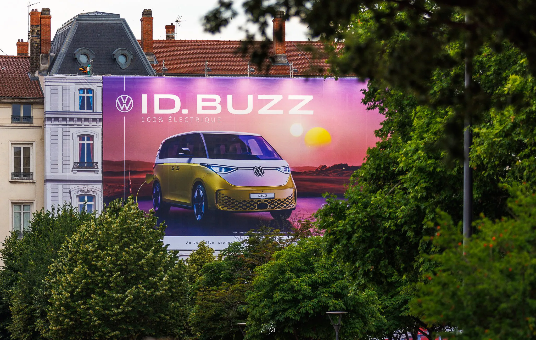 Bâche publicitaire Volkswagen ID. Buzz sur une façade lyonnaise