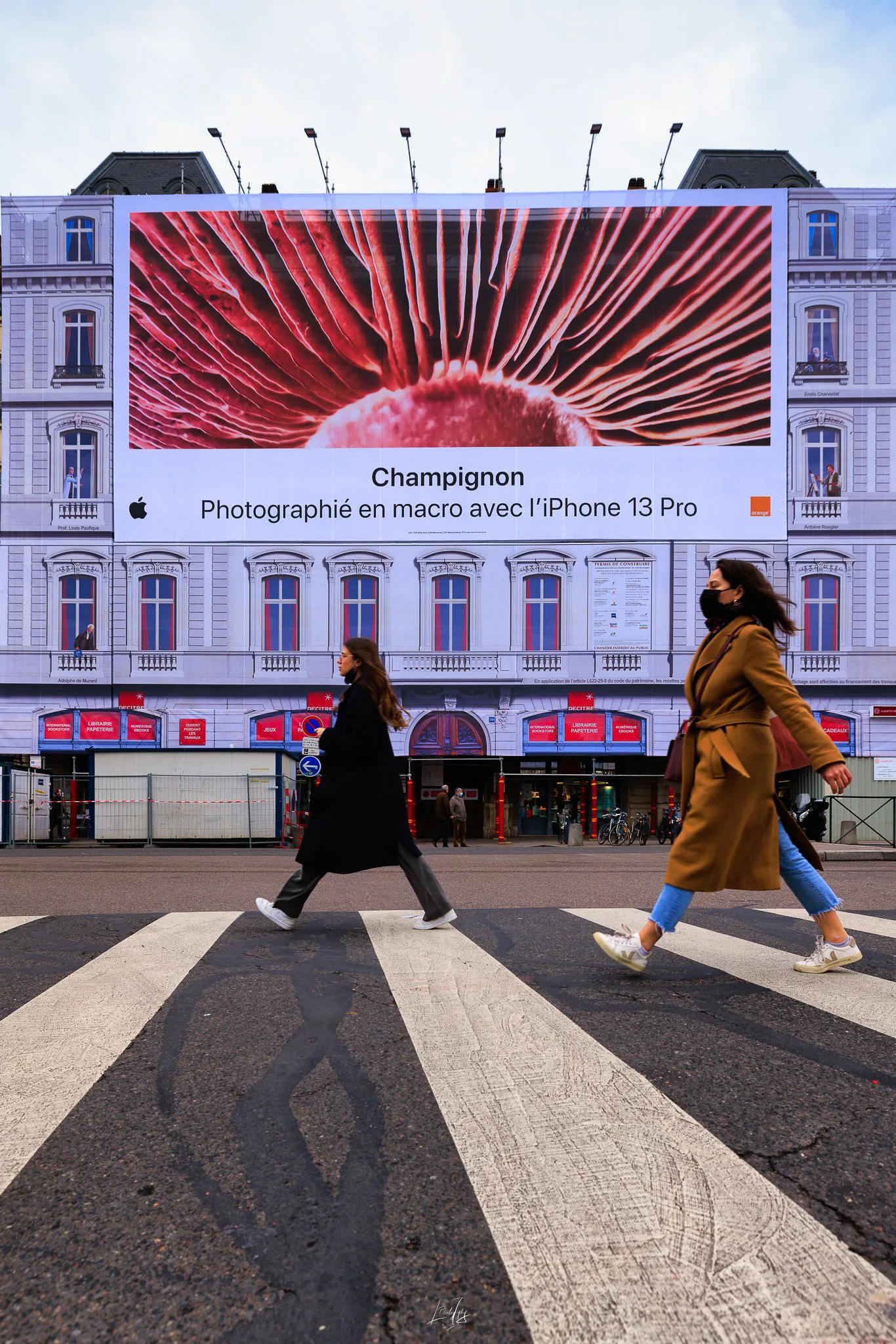 Bâche publicitaire Apple place Bellecour et passage piéton