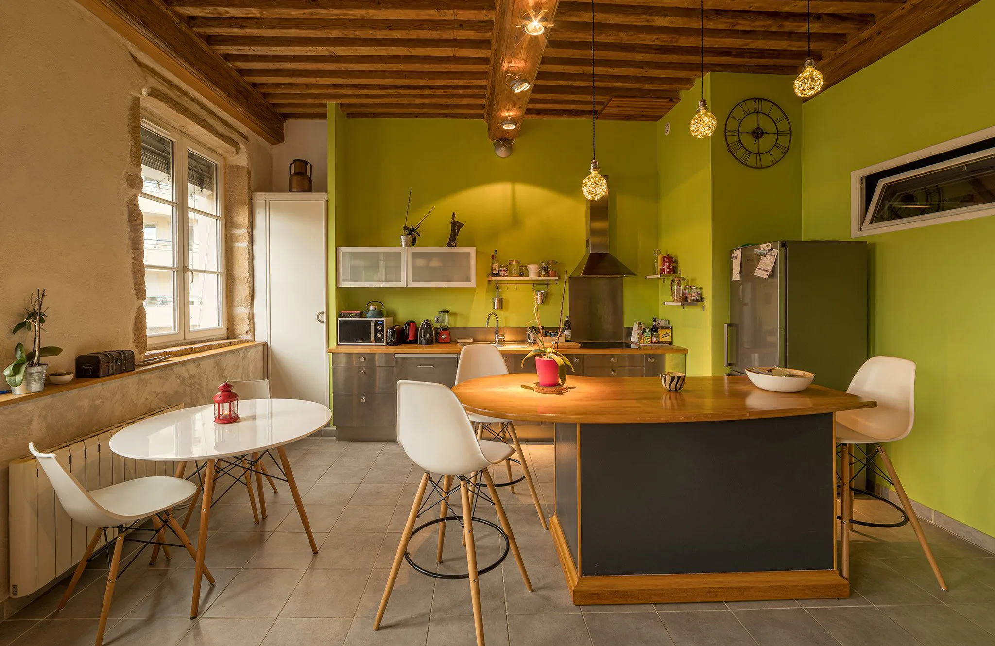 Photographe d’intérieur professionnel à Lyon – cuisine moderne photographiée pour un projet corporate