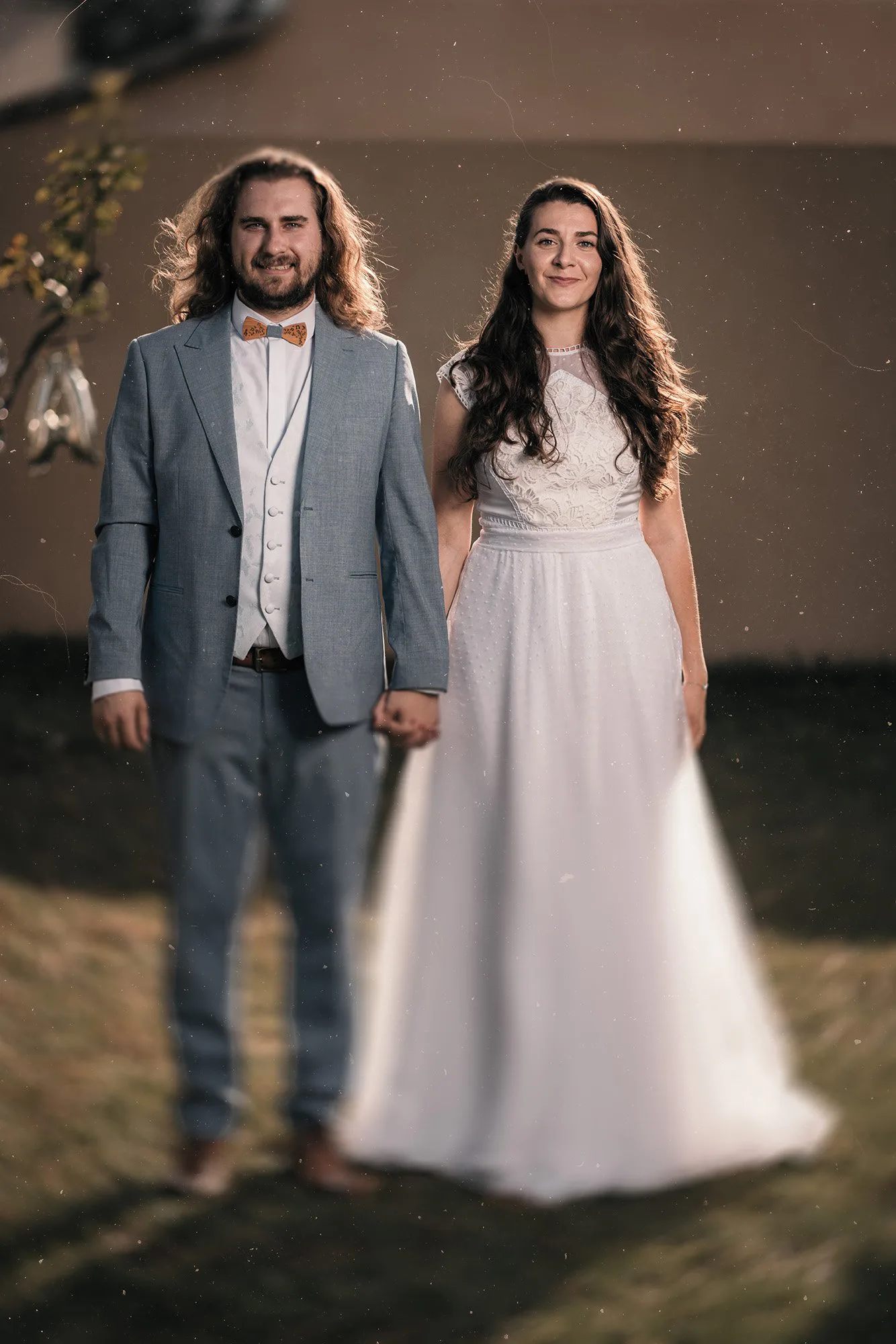 Ana et Ionut côte à côte, portrait de couple en tenue de mariage