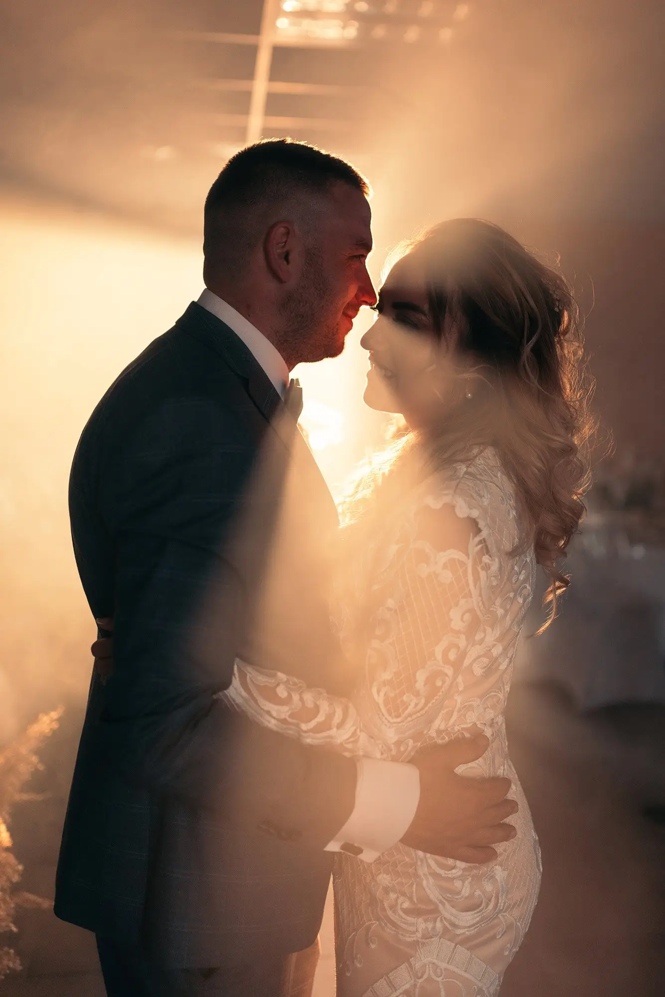Première danse des mariés à contre-jour dans la fumée — photographe de mariage à Lyon