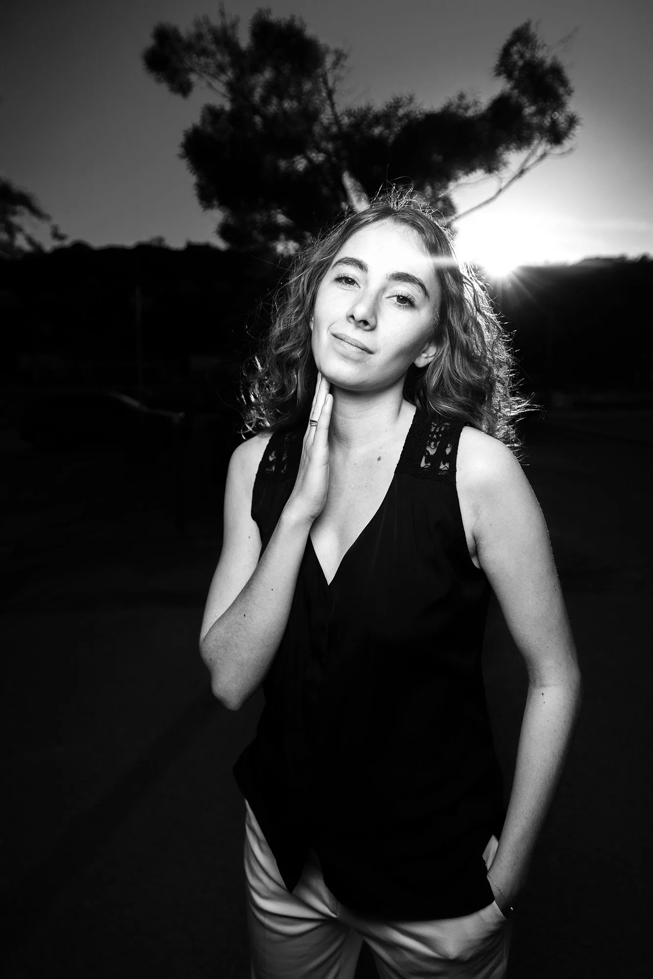 Portrait artistique noir et blanc d’une femme, photographie portrait haut de gamme réalisée à Lyon par un photographe professionnel.