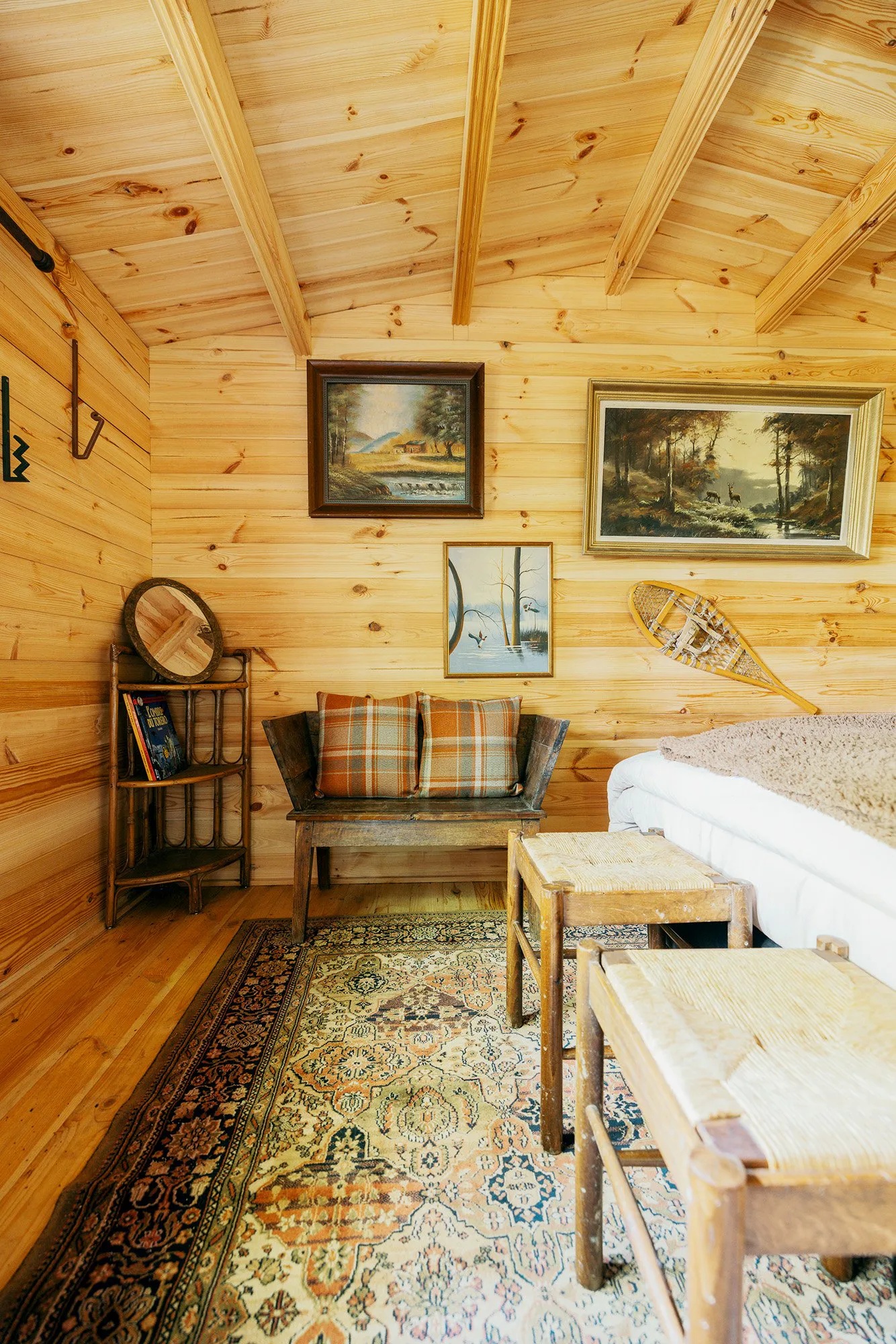 Photographe d’intérieur et architecture à Lyon – chambre en bois photographiée pour un projet professionnel