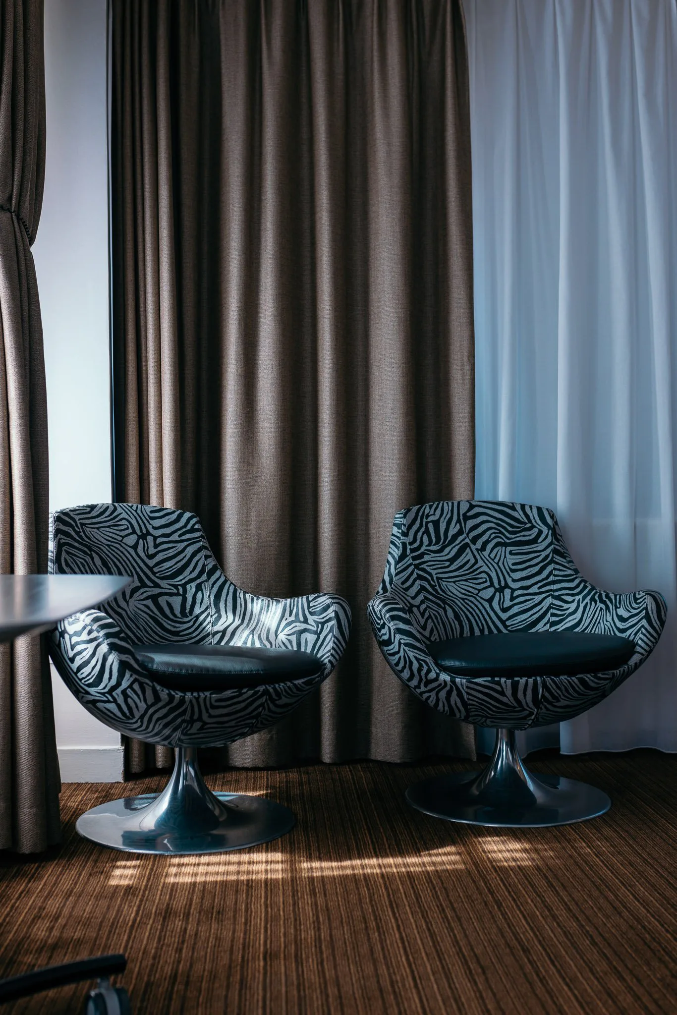 Photographe d’intérieur professionnel à Villeurbanne – fauteuils design photographiés pour un espace corporate