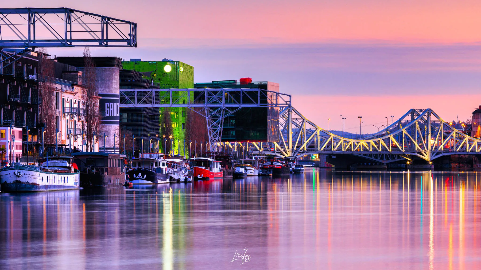Reflets d’un coucher de soleil rose sur l’eau, à Lyon