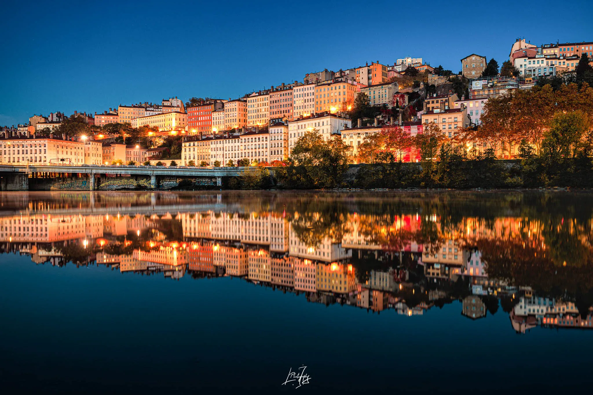 Quais de Saône et colline de Fourvière reflétés au coucher du soleil