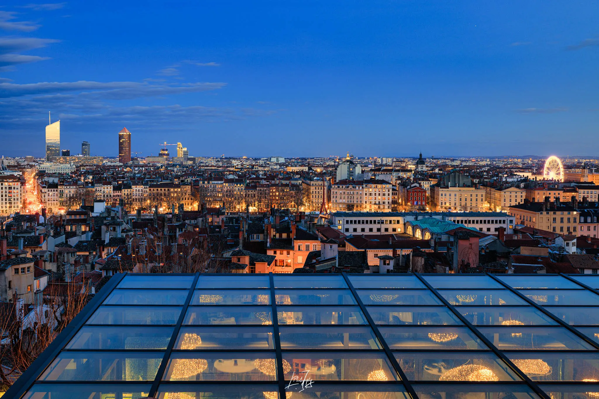 Lyon vue des toits, une verrière illuminée au premier plan