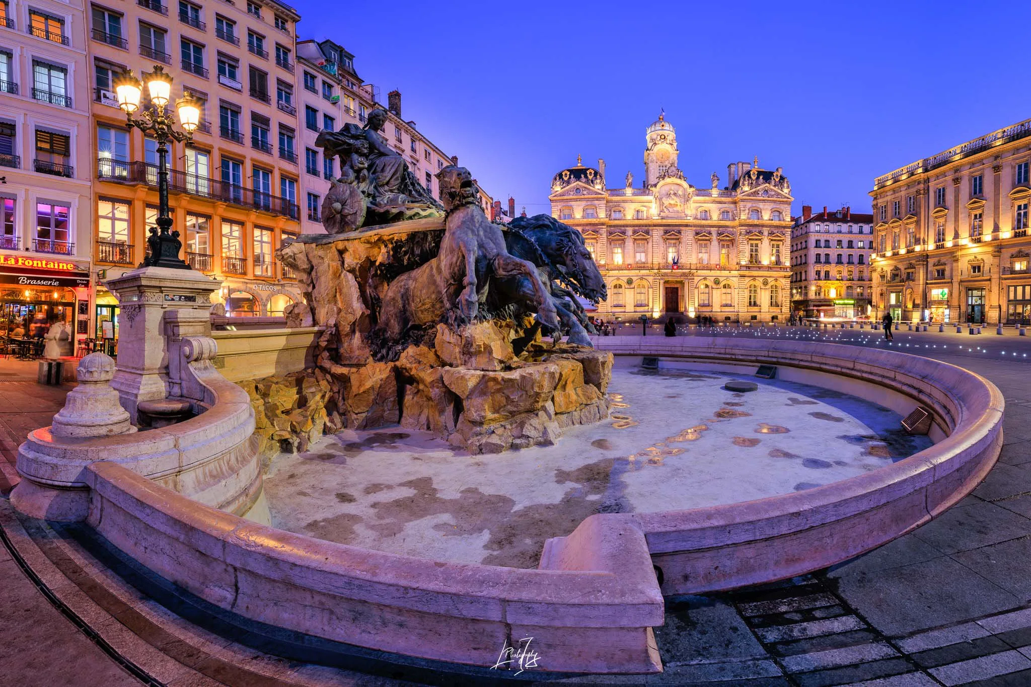 Fontaine Bartholdi et Hôtel de Ville, place des Terreaux à l’heure bleue