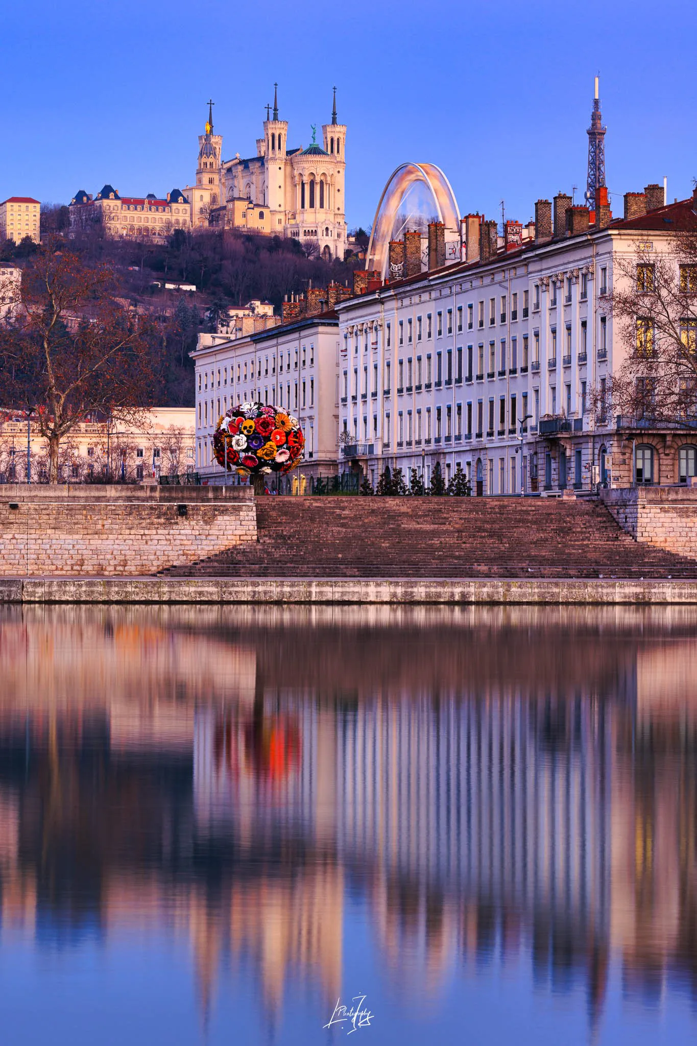 Basilique de Fourvière et quais de Saône reflétés dans l’eau