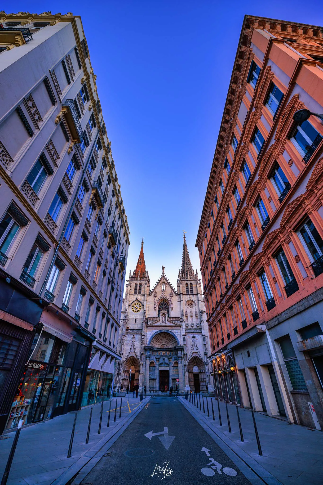 Rue de la Presqu’île menant à l’église Saint-Nizier, à l’heure bleue