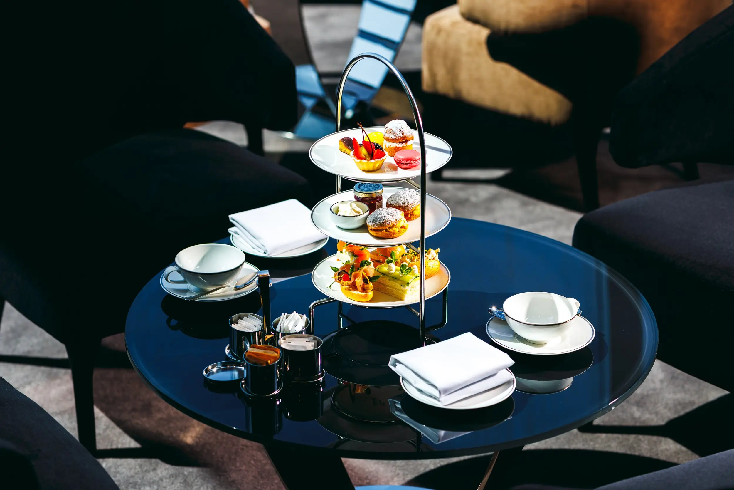 Afternoon tea servi dans un lounge — photographie culinaire pour l’hôtellerie