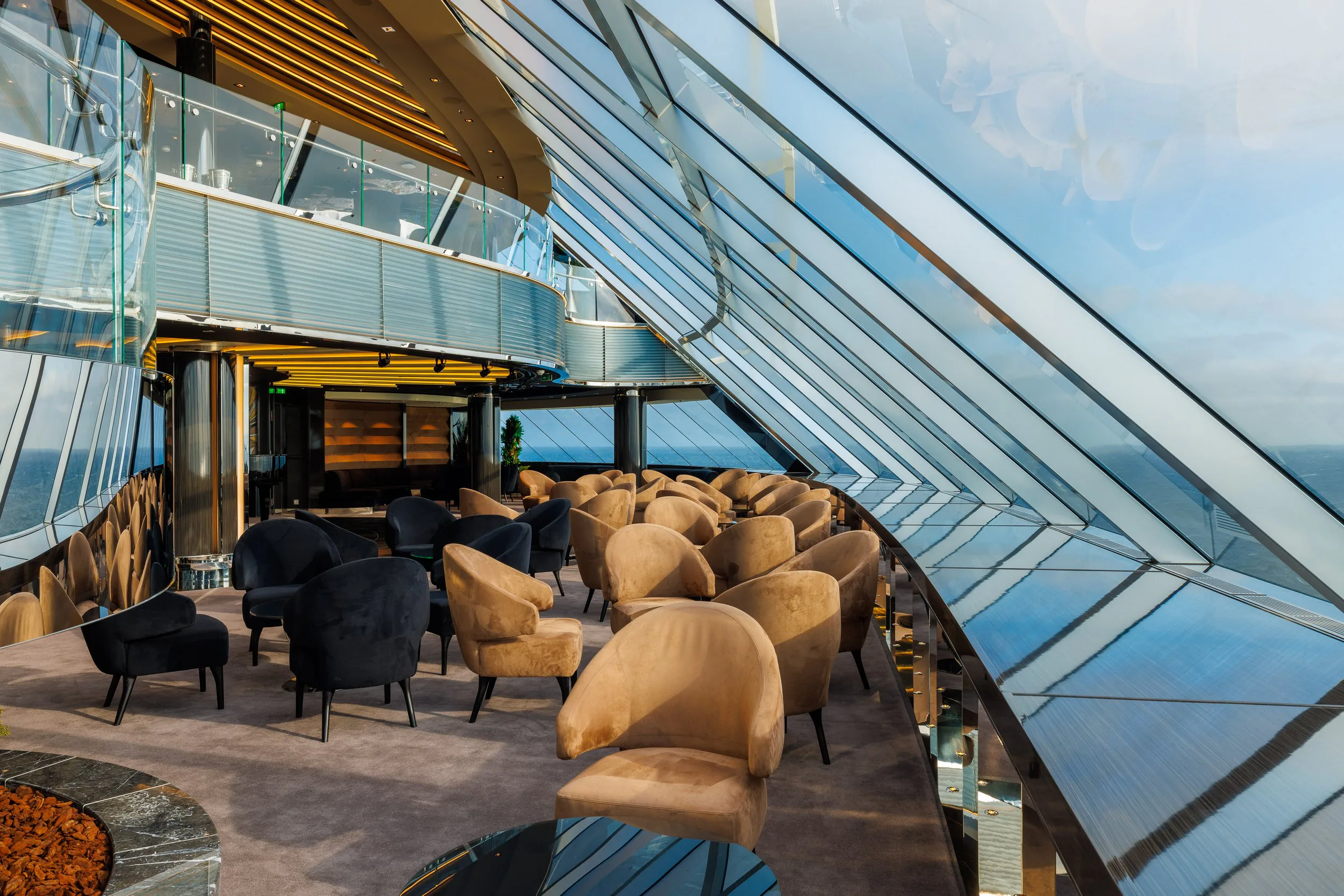 Salon panoramique du Yacht Club à bord du MSC Euribia — photographie d’hôtellerie