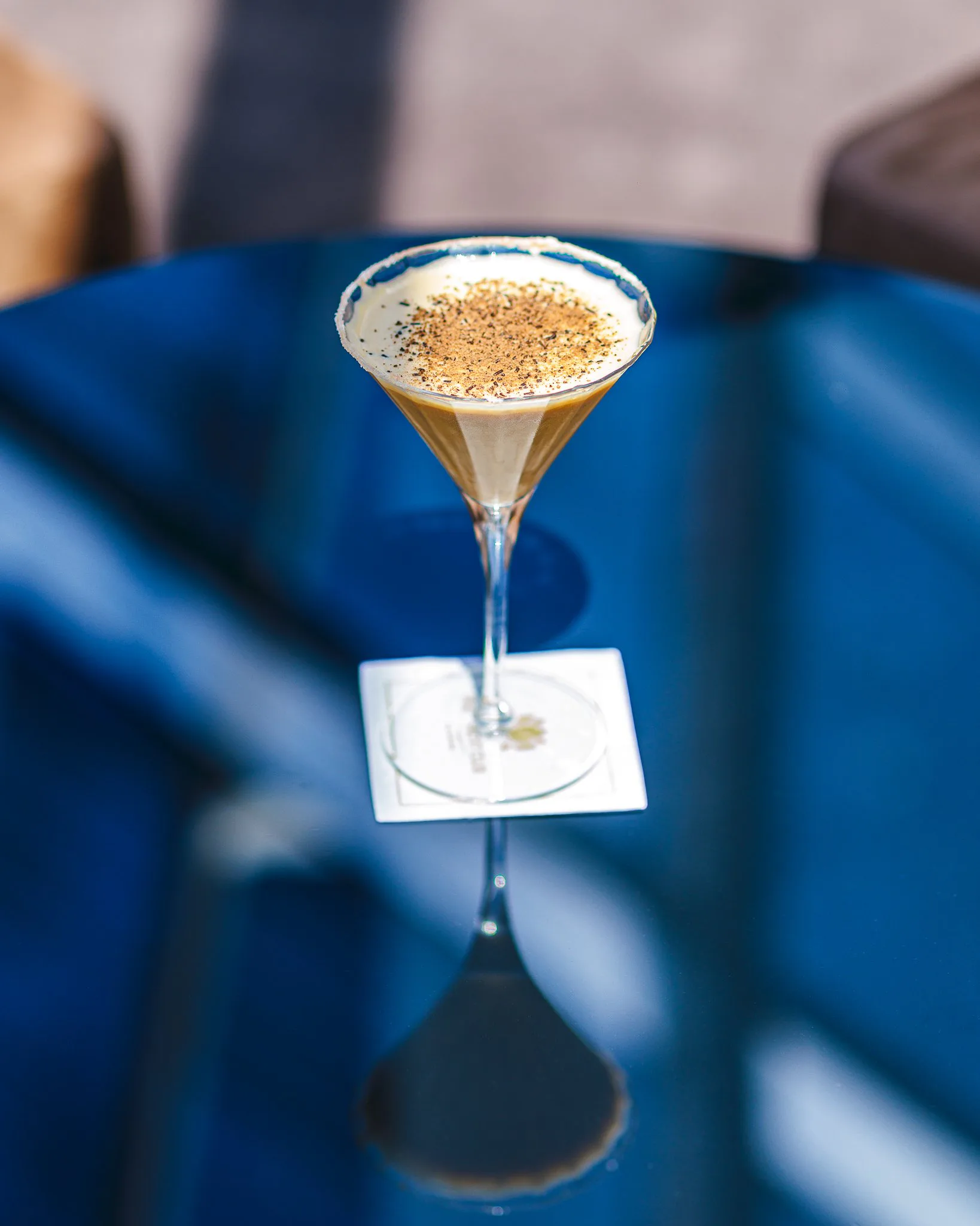 Photographie culinaire et événementielle à Lyon – cocktail crémeux présenté pour un événement d’entreprise