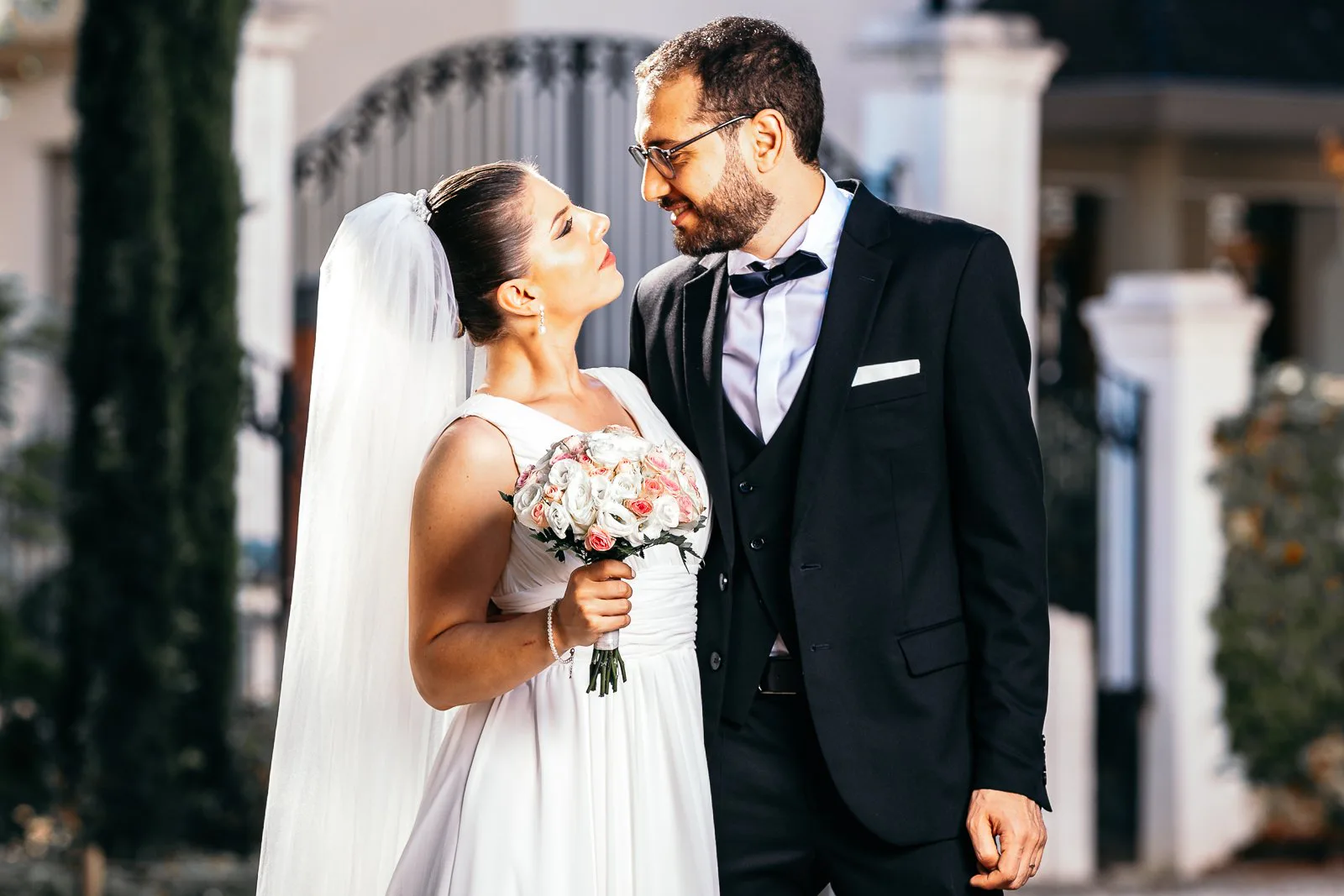 Andra et Houcine se regardent en souriant devant le Château de Montchat