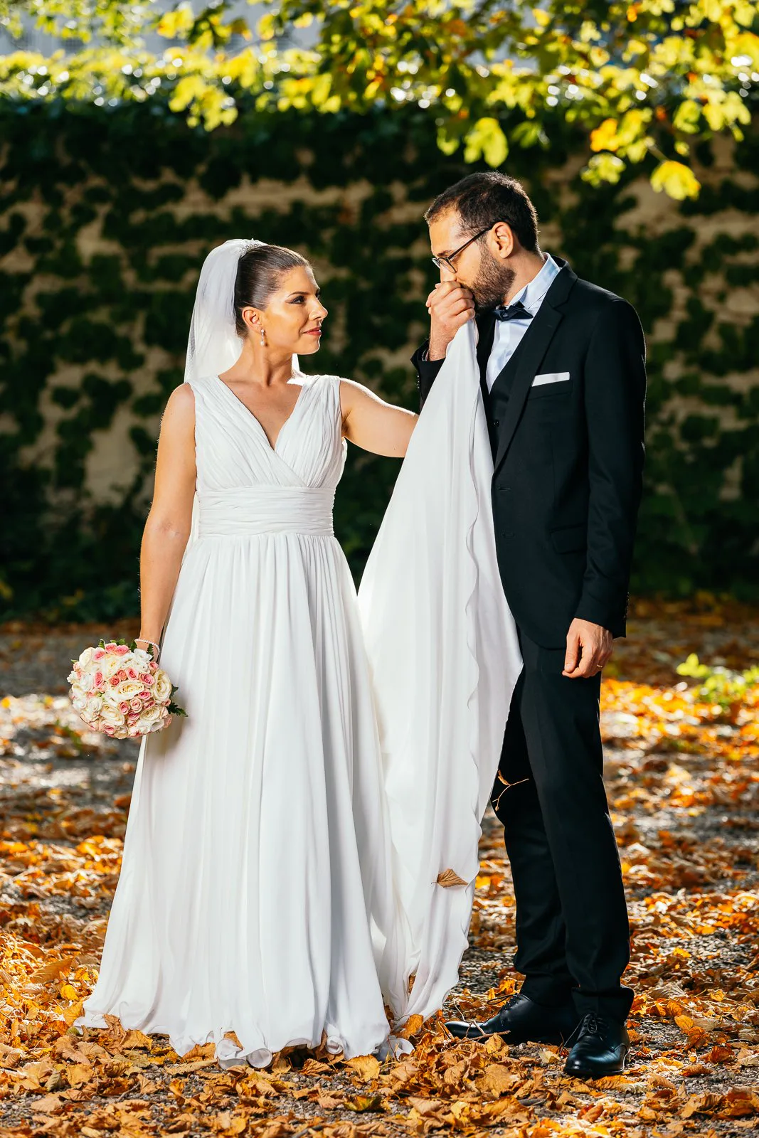 Andra et Houcine parmi les feuilles d’automne — mariage au Château de Montchat