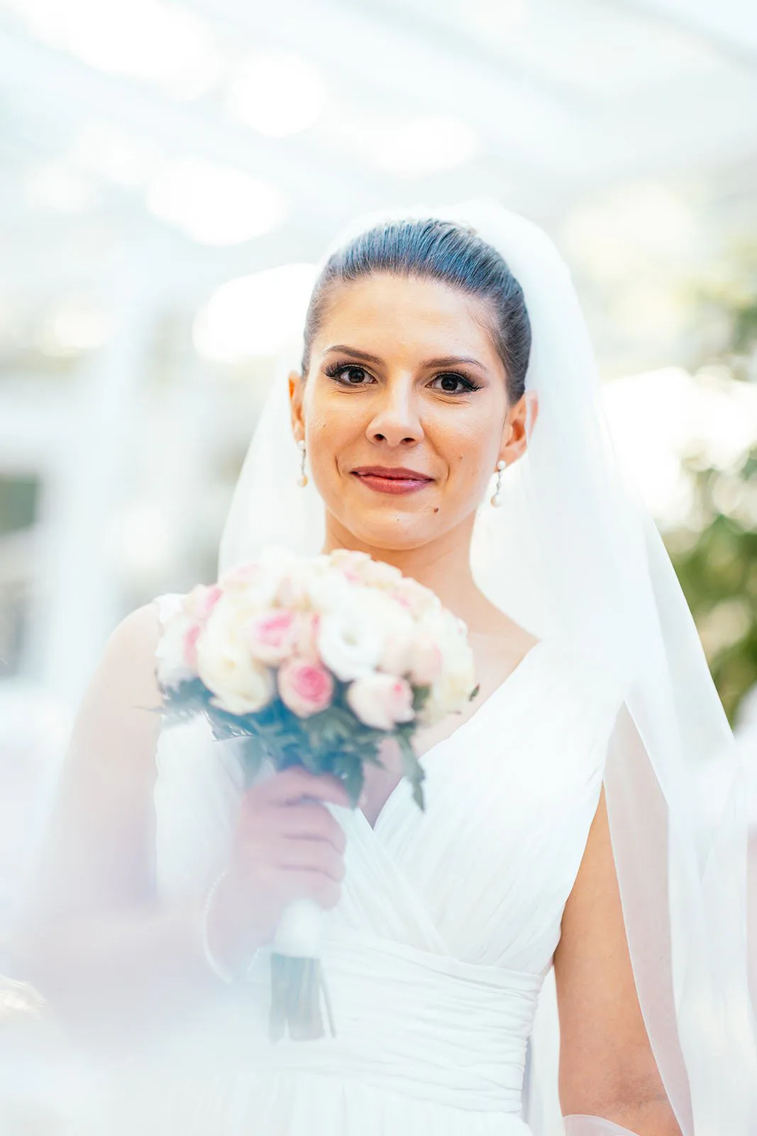 Portrait de la mariée avec son bouquet de roses — mariage à Lyon