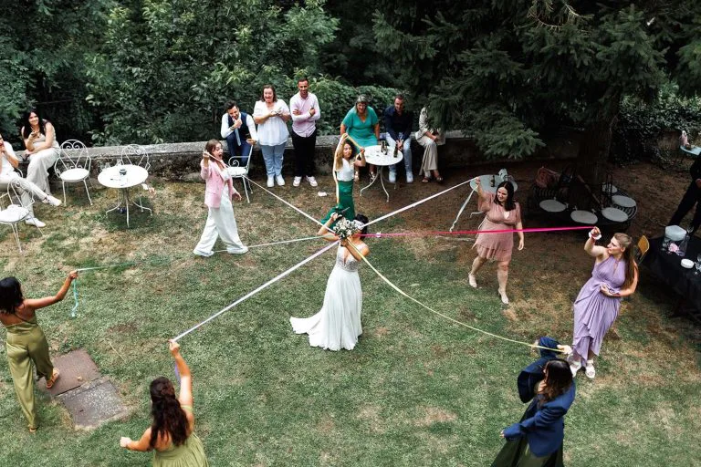 Jeu du bouquet aux rubans dans le jardin — mariage de Dima et Enzo à la Lyon Country House