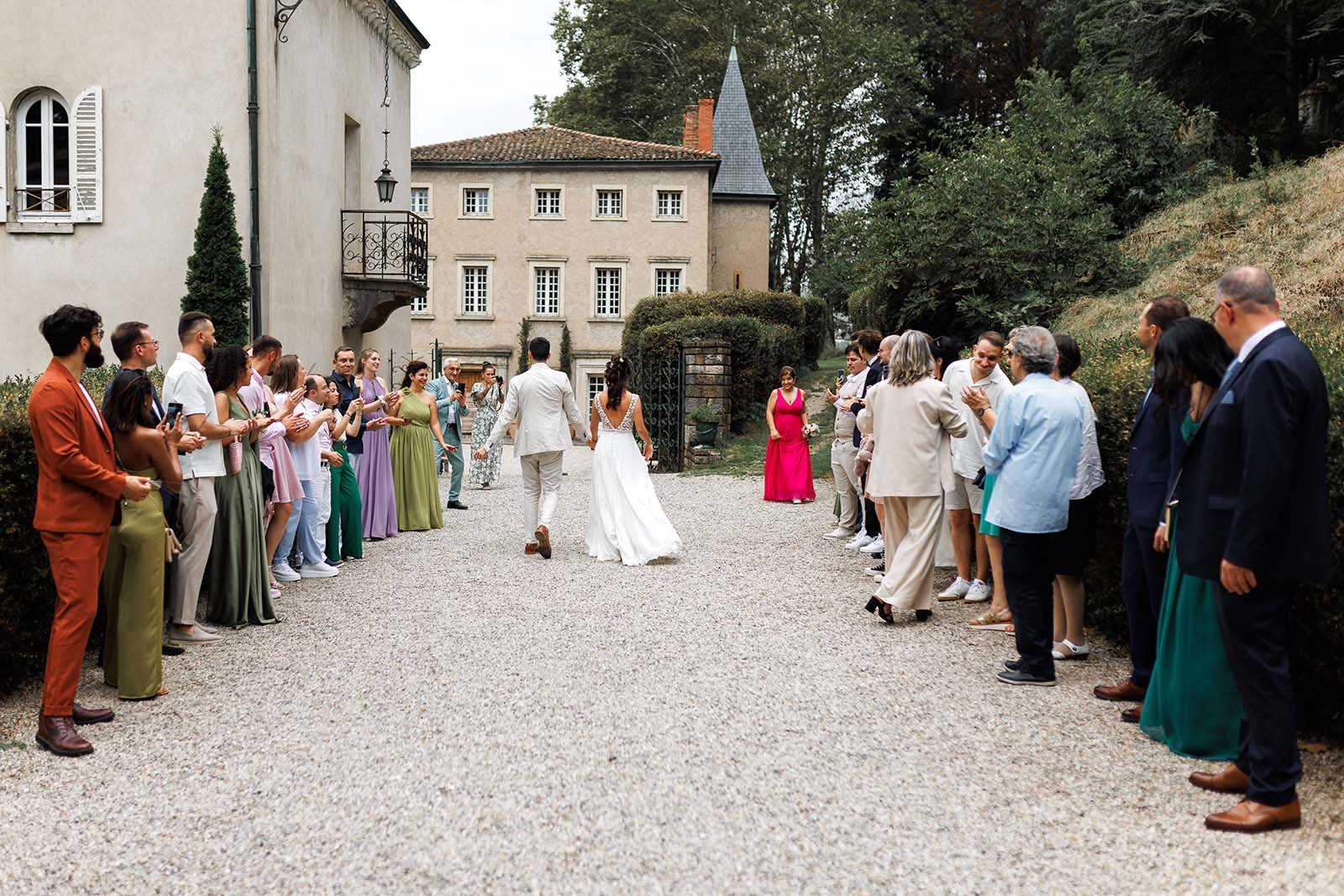 Sortie de cérémonie sous les applaudissements — mariage de Dima et Enzo à la Lyon Country House
