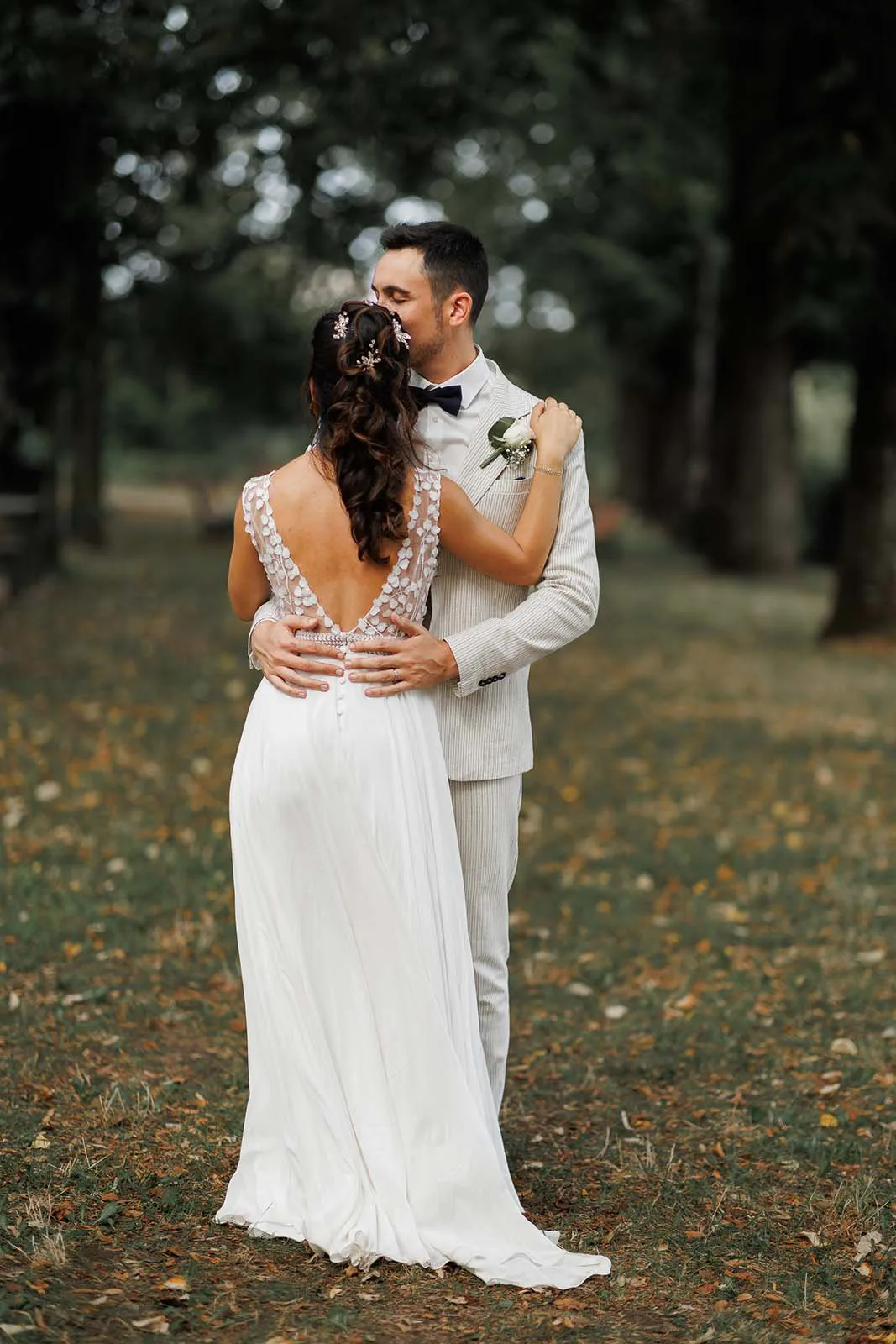 Dima et Enzo enlacés dans le parc de la Lyon Country House