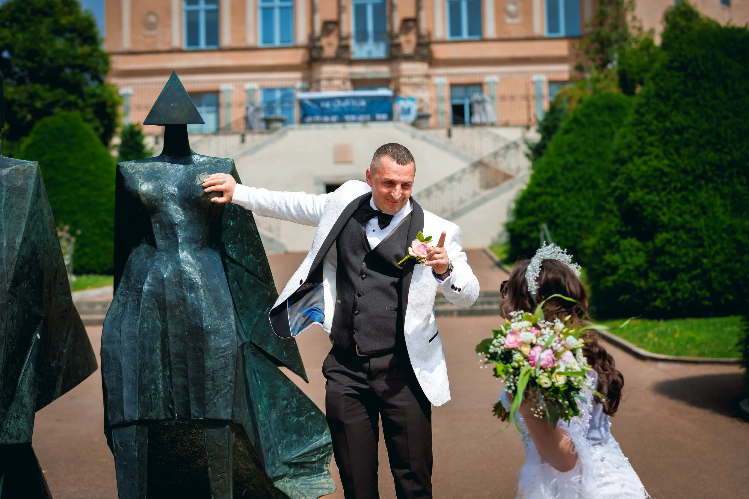 Les mariés et leurs invités dans le parc du Château de Saint-Priest