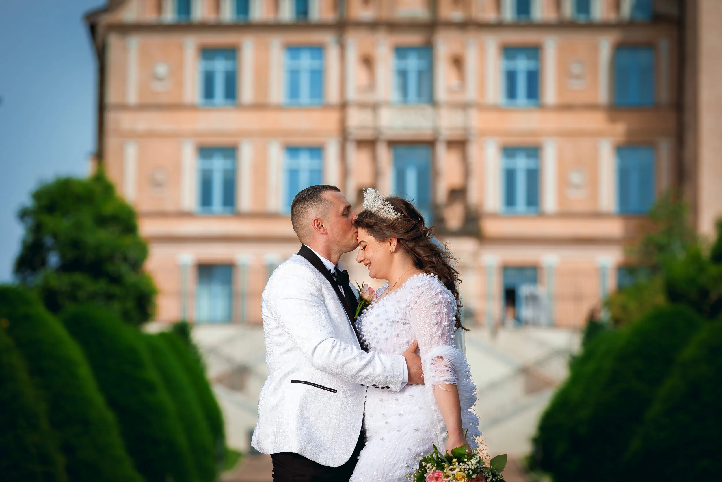 Baiser des mariés dans les jardins du Château de Saint-Priest