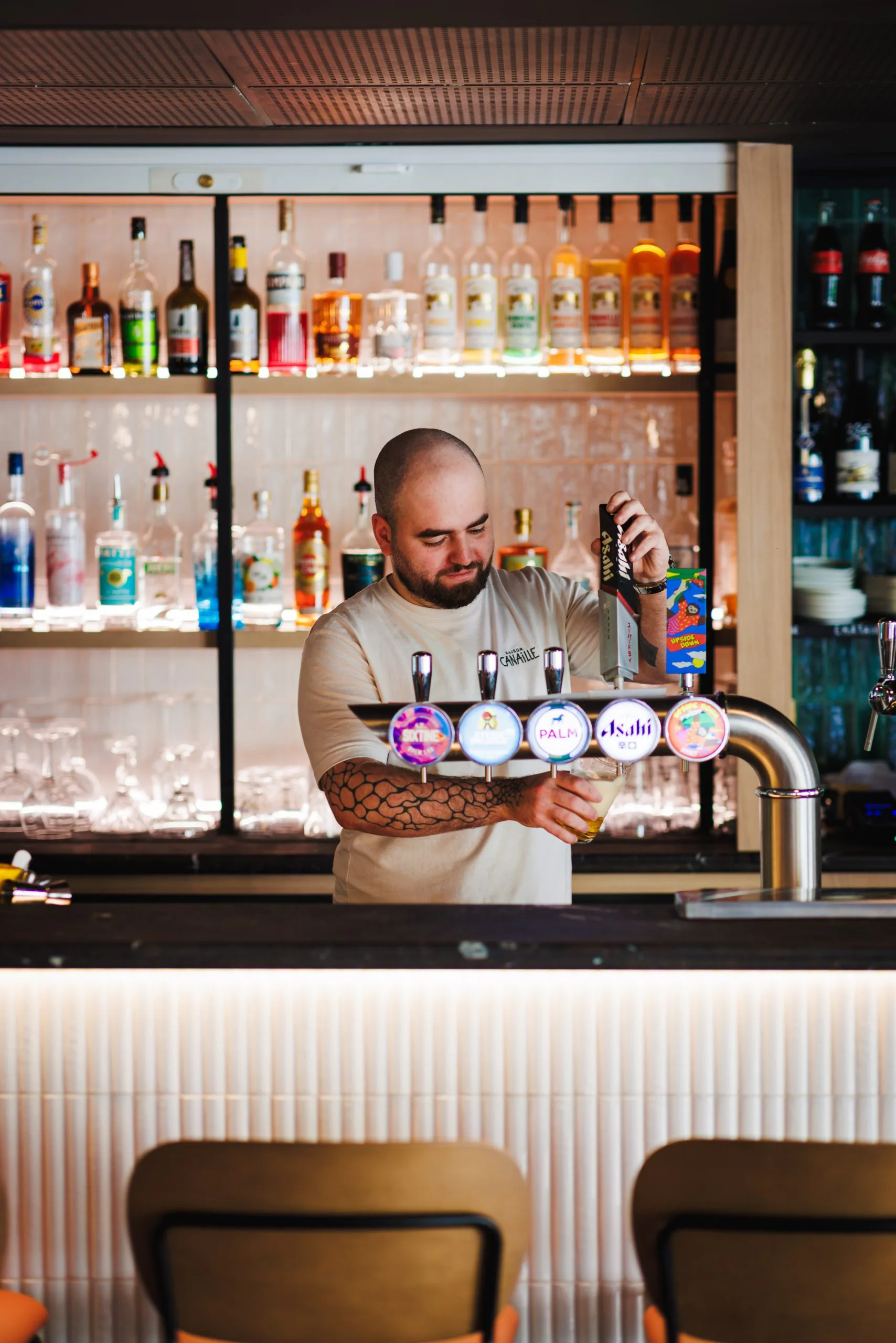 Barman servant les invités lors d’un événement Campanile à Lyon