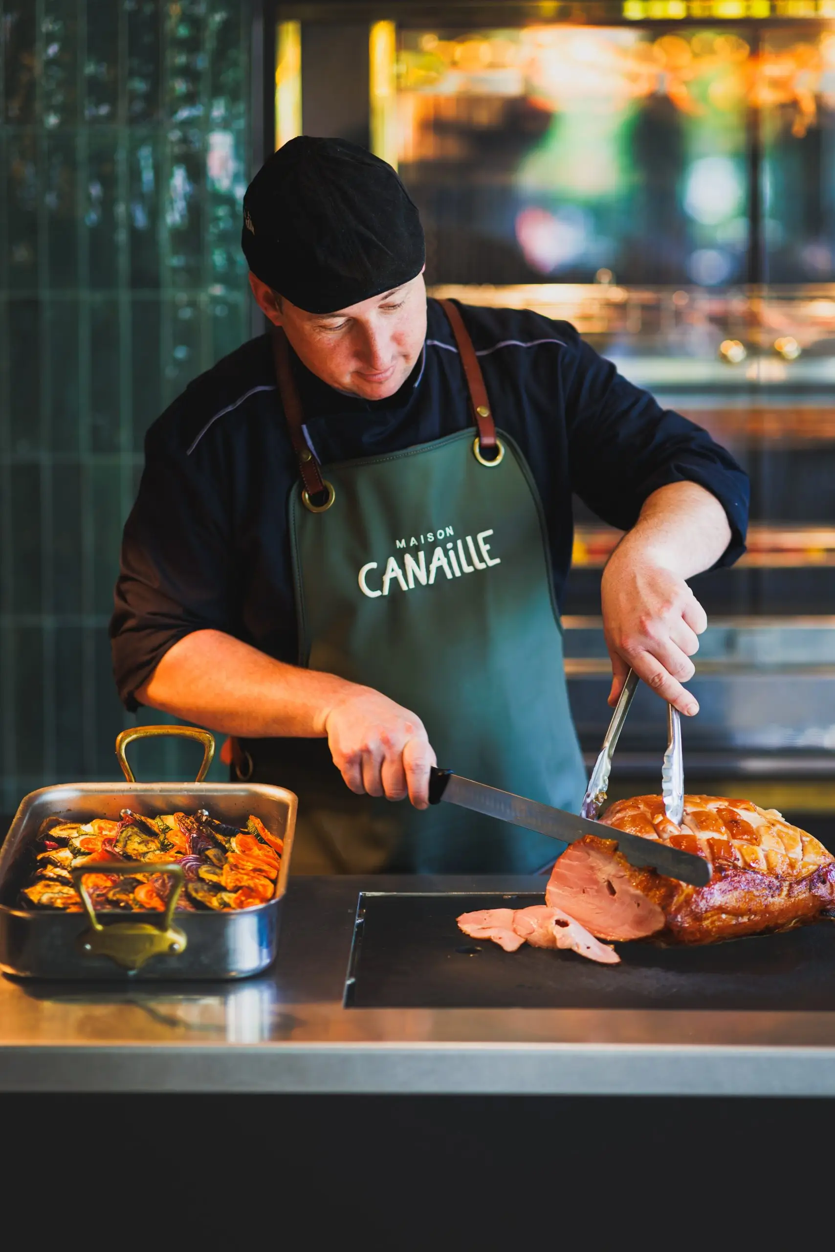 Chef traiteur en action pendant un événement — photographie culinaire et événementielle