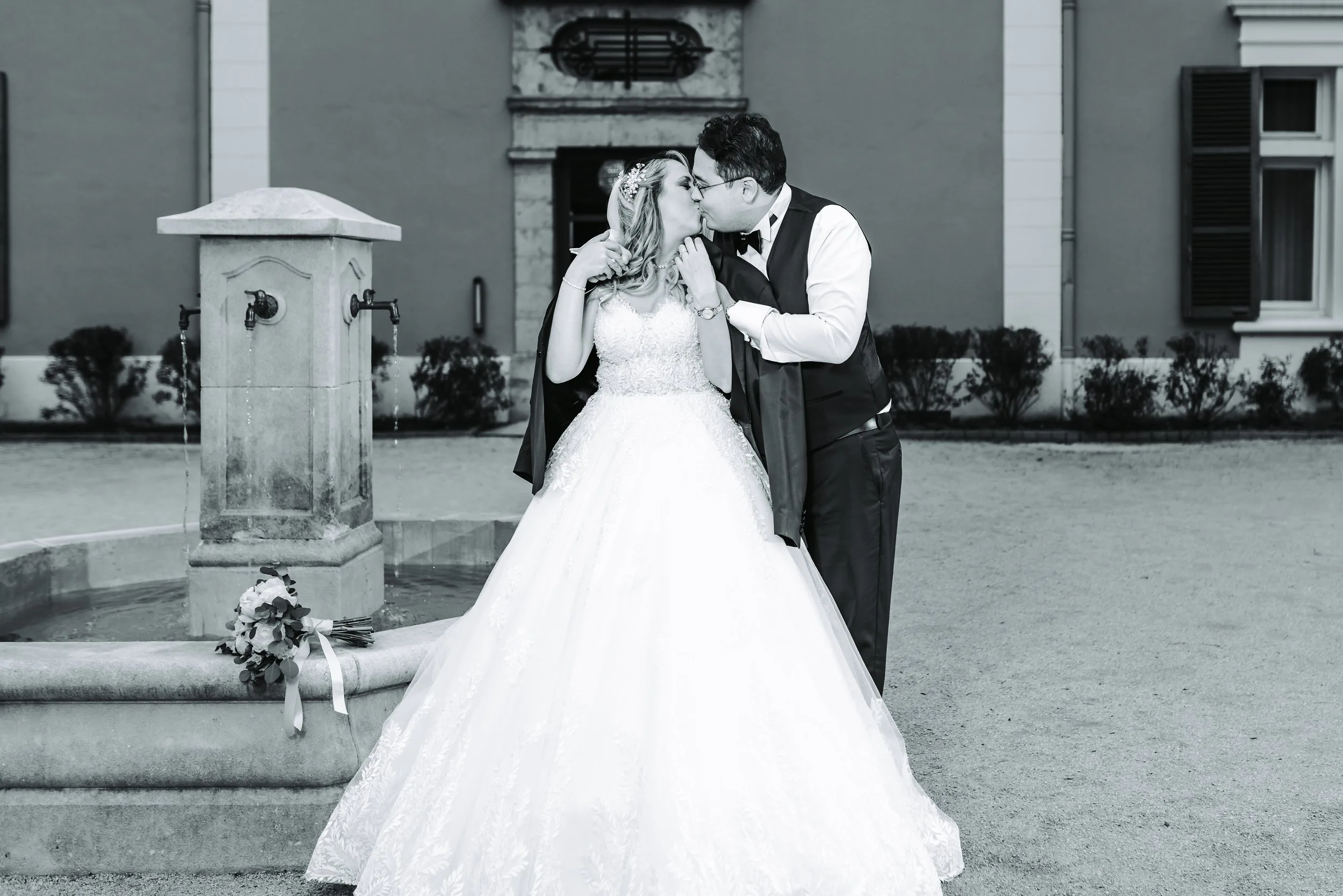 photographe-mariage-maison-anthouard-ecully-baiser-fontaine-facade-nb