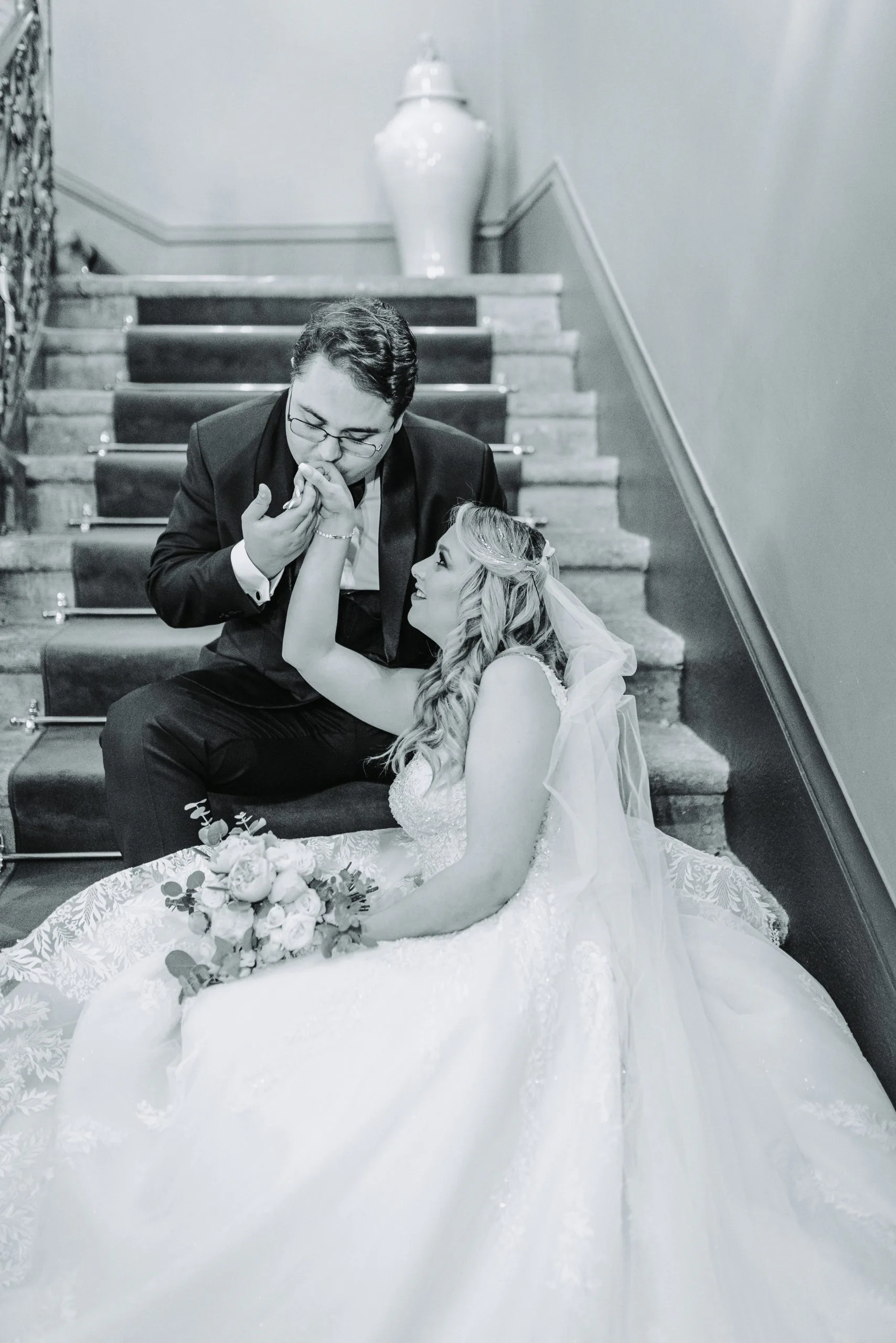photographe-mariage-maison-anthouard-ecully-couple-escalier-nb