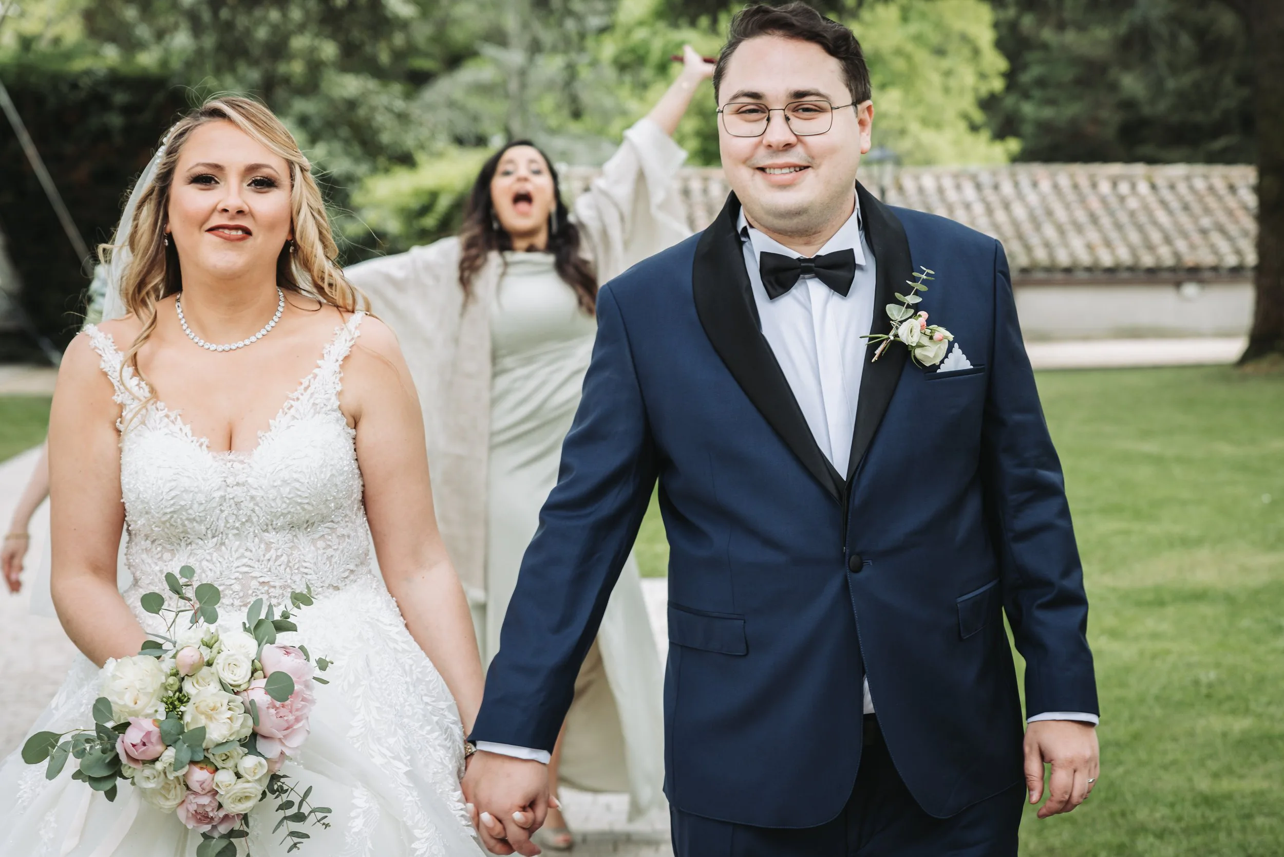 photographe-mariage-maison-anthouard-ecully-couple-parc-candid